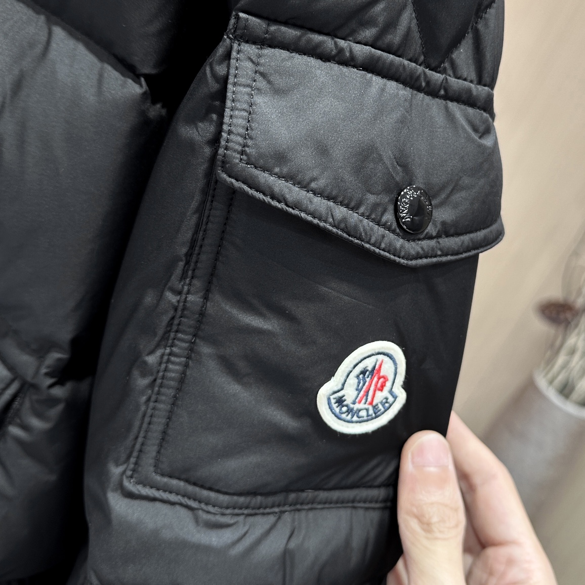 P1240 MONCLER allied favor Monkou Hanovcrtan matte short Maya / short down jacket This is called the most expensive down jacket session of the national standard high-quality 90-fleece with a classic Logo combination with the design of the hat 🎩 can be removed at first glance is full of visual impact warmth performance is better lightweight and not heavy and compressed fluffy restoration of good Poly heat lock temperature! Personalized color blocking design is fresh and energetic! In addition to different fabrics and workmanship, the biggest difference is that the filler is not goose down at all, but feather silk or feel velvet, etc. and do not understand it is not easy to distinguish between the other fabrics and workmanship is definitely not a level! Men and women with the same series!🔴 yardage: 1-2-3-4-5🔴 color: black - beige