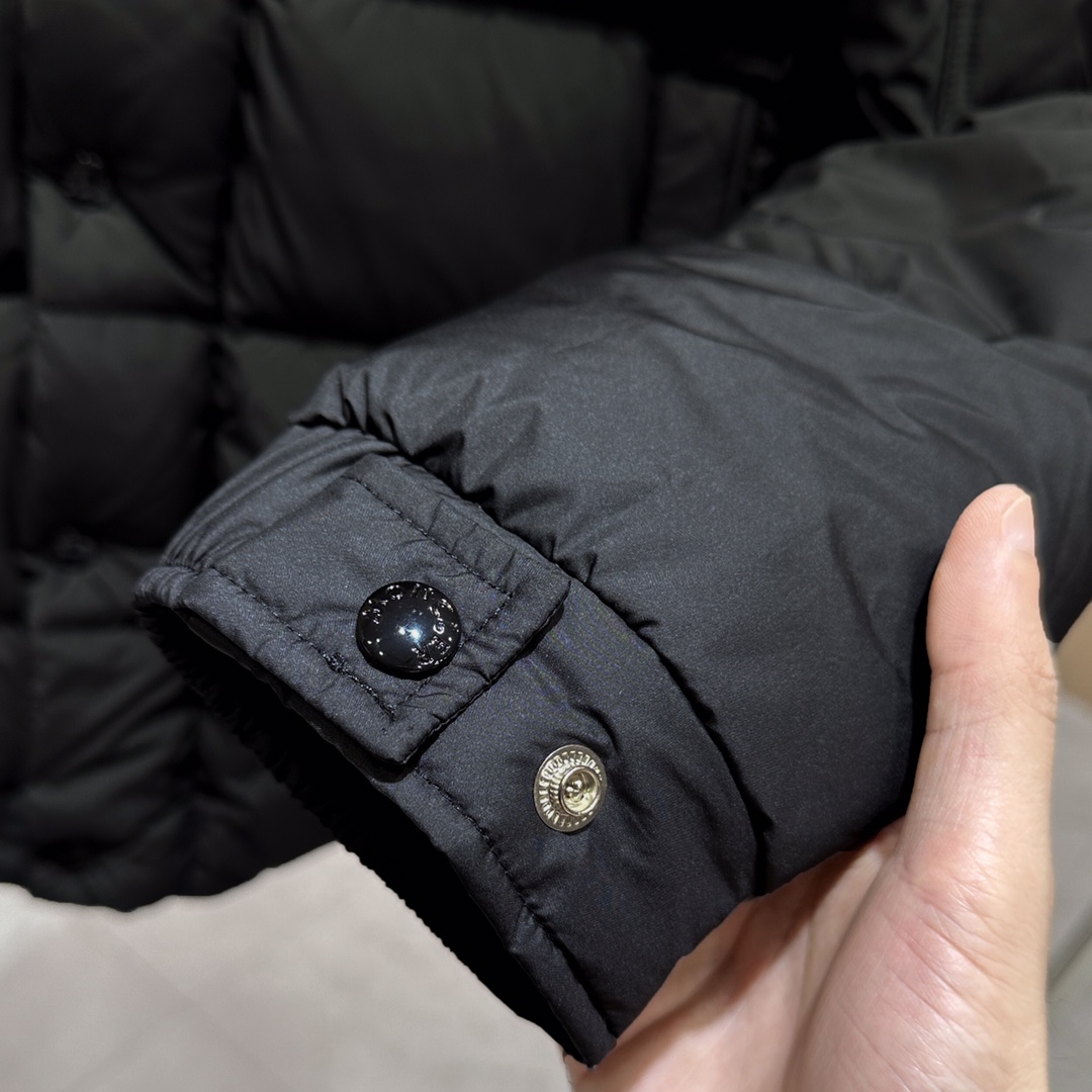 P1240 MONCLER allied favor Monkou Hanovcrtan matte short Maya / short down jacket This is called the most expensive down jacket session of the national standard high-quality 90-fleece with a classic Logo combination with the design of the hat 🎩 can be removed at first glance is full of visual impact warmth performance is better lightweight and not heavy and compressed fluffy restoration of good Poly heat lock temperature! Personalized color blocking design is fresh and energetic! In addition to different fabrics and workmanship, the biggest difference is that the filler is not goose down at all, but feather silk or feel velvet, etc. and do not understand it is not easy to distinguish between the other fabrics and workmanship is definitely not a level! Men and women with the same series!🔴 yardage: 1-2-3-4-5🔴 color: black - beige