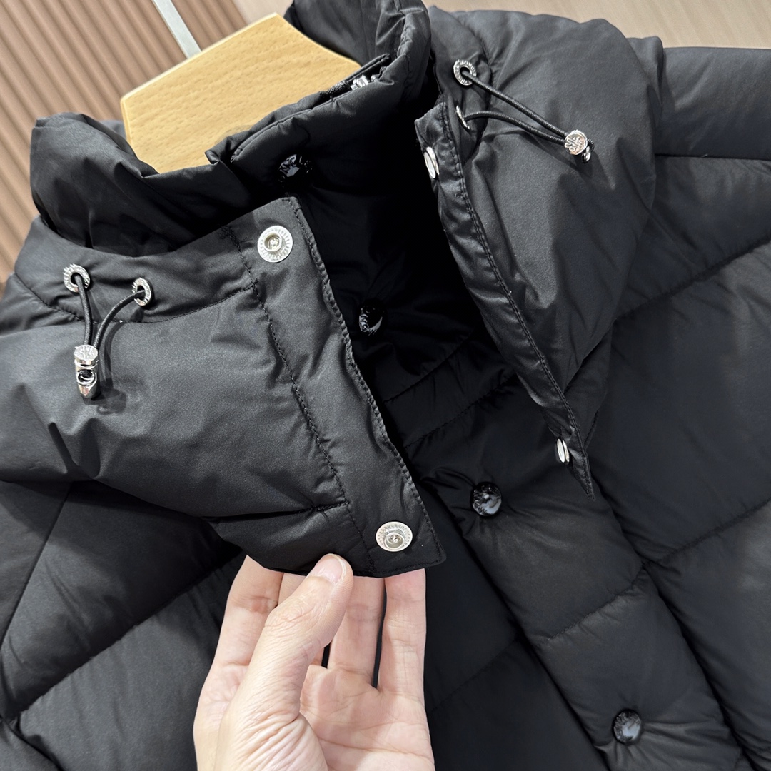 P1240 MONCLER allied favor Monkou Hanovcrtan matte short Maya / short down jacket This is called the most expensive down jacket session of the national standard high-quality 90-fleece with a classic Logo combination with the design of the hat 🎩 can be removed at first glance is full of visual impact warmth performance is better lightweight and not heavy and compressed fluffy restoration of good Poly heat lock temperature! Personalized color blocking design is fresh and energetic! In addition to different fabrics and workmanship, the biggest difference is that the filler is not goose down at all, but feather silk or feel velvet, etc. and do not understand it is not easy to distinguish between the other fabrics and workmanship is definitely not a level! Men and women with the same series!🔴 yardage: 1-2-3-4-5🔴 color: black - beige