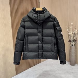 P1240   MONCLER 盟可睐 蒙口 Hanovcrtan雾面短玛雅/短款羽绒服这款号称羽绒服届最贵的国标优质90绒的带着经典的Logo组合搭配设计帽子🎩可以拆卸第一眼看到就是满满的视觉冲击保暖性能更出色轻便不厚重且压缩后的蓬松度恢复性好聚热锁温！个性的拼色设计清新有活力！除了面料做工不同外最大的区别就是填充物根本不是鹅绒而是羽丝或手感绒等等而不懂的根本不容易区分另外面料和做工也绝对不是一个级别！男女同款系列！
🔴码数：1-2-3-4-5
🔴颜色：黑色-米白色-高仿包包