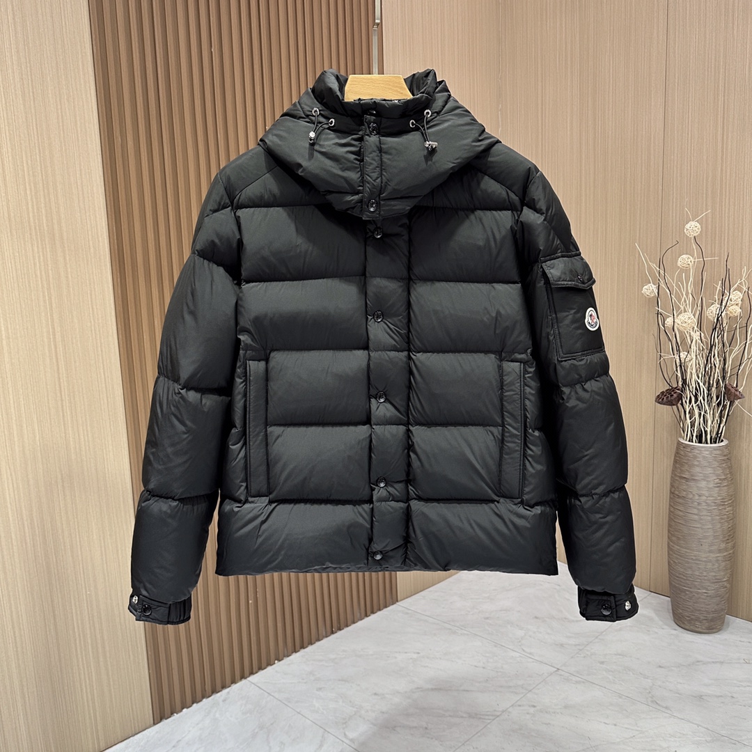 P1240 MONCLER allied favor Monkou Hanovcrtan matte short Maya / short down jacket This is called the most expensive down jacket session of the national standard high-quality 90-fleece with a classic Logo combination with the design of the hat 🎩 can be removed at first glance is full of visual impact warmth performance is better lightweight and not heavy and compressed fluffy restoration of good Poly heat lock temperature! Personalized color blocking design is fresh and energetic! In addition to different fabrics and workmanship, the biggest difference is that the filler is not goose down at all, but feather silk or feel velvet, etc. and do not understand it is not easy to distinguish between the other fabrics and workmanship is definitely not a level! Men and women with the same series!🔴 yardage: 1-2-3-4-5🔴 color: black - beige