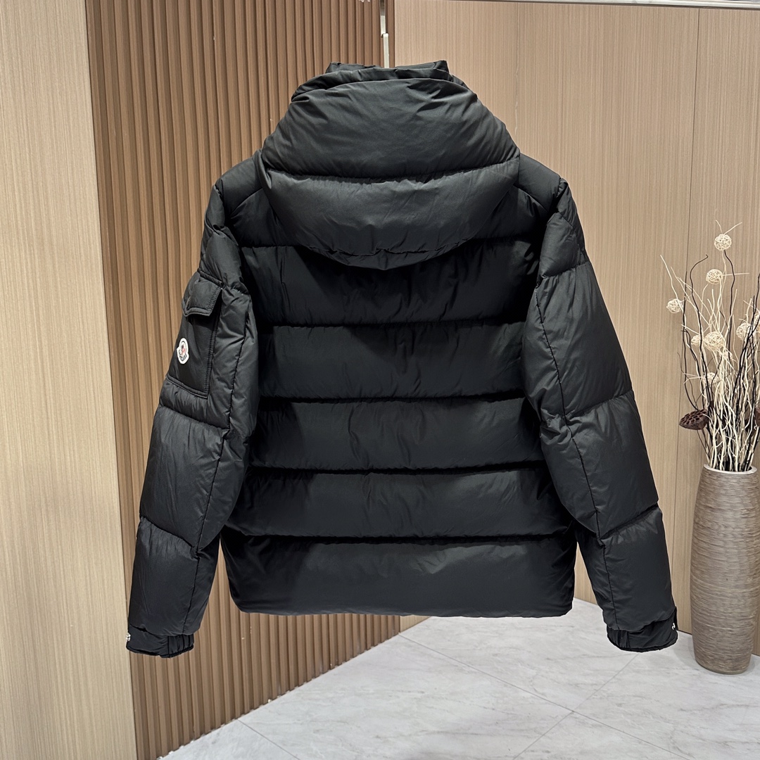 P1240 MONCLER allied favor Monkou Hanovcrtan matte short Maya / short down jacket This is called the most expensive down jacket session of the national standard high-quality 90-fleece with a classic Logo combination with the design of the hat 🎩 can be removed at first glance is full of visual impact warmth performance is better lightweight and not heavy and compressed fluffy restoration of good Poly heat lock temperature! Personalized color blocking design is fresh and energetic! In addition to different fabrics and workmanship, the biggest difference is that the filler is not goose down at all, but feather silk or feel velvet, etc. and do not understand it is not easy to distinguish between the other fabrics and workmanship is definitely not a level! Men and women with the same series!🔴 yardage: 1-2-3-4-5🔴 color: black - beige