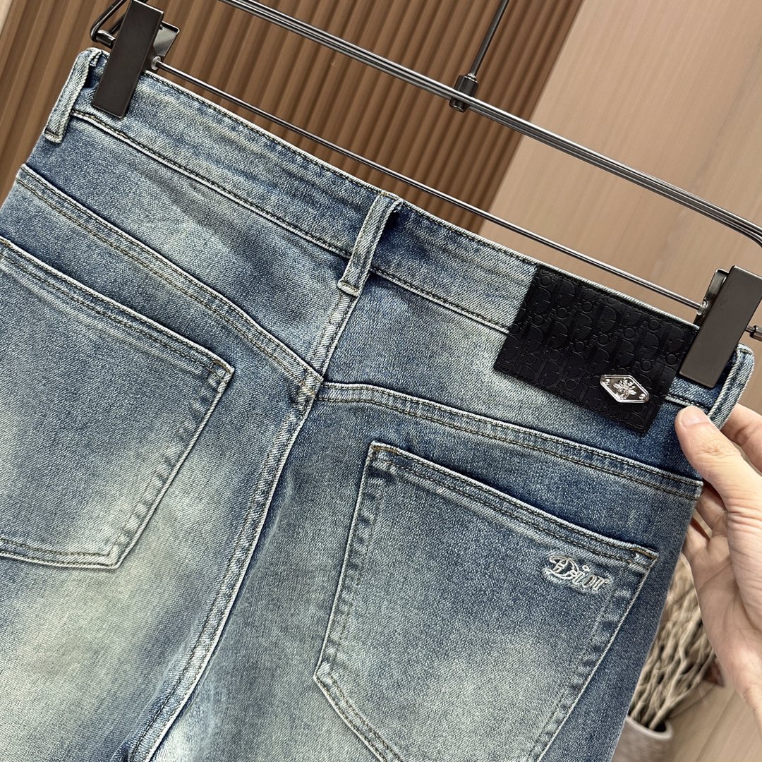 P500 Dior Dior 2024ss outono e inverno novos jeans 1:1 produção atmosfera simples também está na moda e elegante tecidos importados personalizados Hardware high-end com processo de lavagem pesada artesanato complexo artesanato requintado sensação macia com elasticidade suave e afiada importações de acessórios de hardware originais couro logotipo unha abelha 🐝 Hardware é extremamente atraente na parte superior do corpo conforto excelente fácil de montar durável! 🔴Duração: 30-38🈚️37🔴Cor: Azul-Sacos de alta qualidade