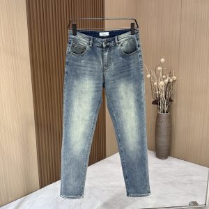 P500 Dior Dior 2024ss automne et hiver nouveaux jeans 1:1 production atmosphère simple est également à la mode et élégant personnalisé tissus importés Matériel haut de gamme avec processus de lavage lourd exécution complexe artisanat exquis toucher doux avec élasticité lisse et pointu importations d'accessoires matériels originaux logo en cuir abeille clou 🐝 Matériel est extrêmement accrocheur sur le haut du corps excellent confort facile à porter et durable !🔴Size : 30-38🈚️37Couleur : Bleu.