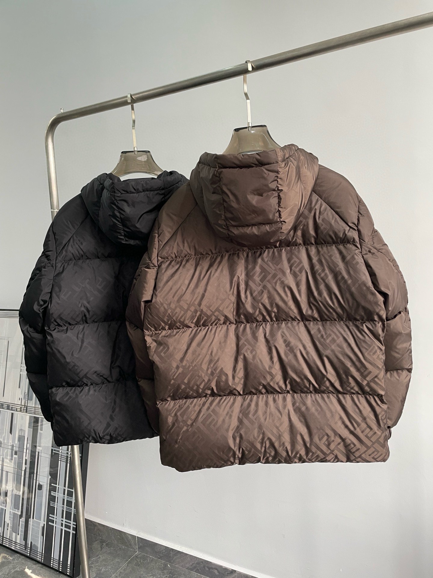 P1420 Moncler Moncler gado recomendado de alta qualidade 2024 outono / inverno Jaqueta masculina Pure 90 Down! Linhagem nobre, cheia de sensação fofa, arma fria, roupas prontas para vestir de alto nível, toda a peça é projetada usando artesanato pesado à mão, a parte interna do esqueleto como suporte é coberta com tiras em relevo à mão de revestimento impermeável na forma de silhueta de capa de chuva ao ar livre como o tom da integração dos elementos de design da moda não é orientado para a funcionalidade modelos práticos de rua cheios de seleção importada de alto grau de 90 penas de pato branco + 10 penas, alto peso, calor espesso, rápido e calor politérmico, o efeito de coleta muito bom! O artesanato tradicional da Zegna, peça-símbolo, confere à nova estação vitalidade e valor estético à moda, bem como ao estilo harmonioso de Zhuang e à elite urbana preferida dos homens Tamanho: M-3XL178 140 libras desgaste L Slim máximo 190 libras