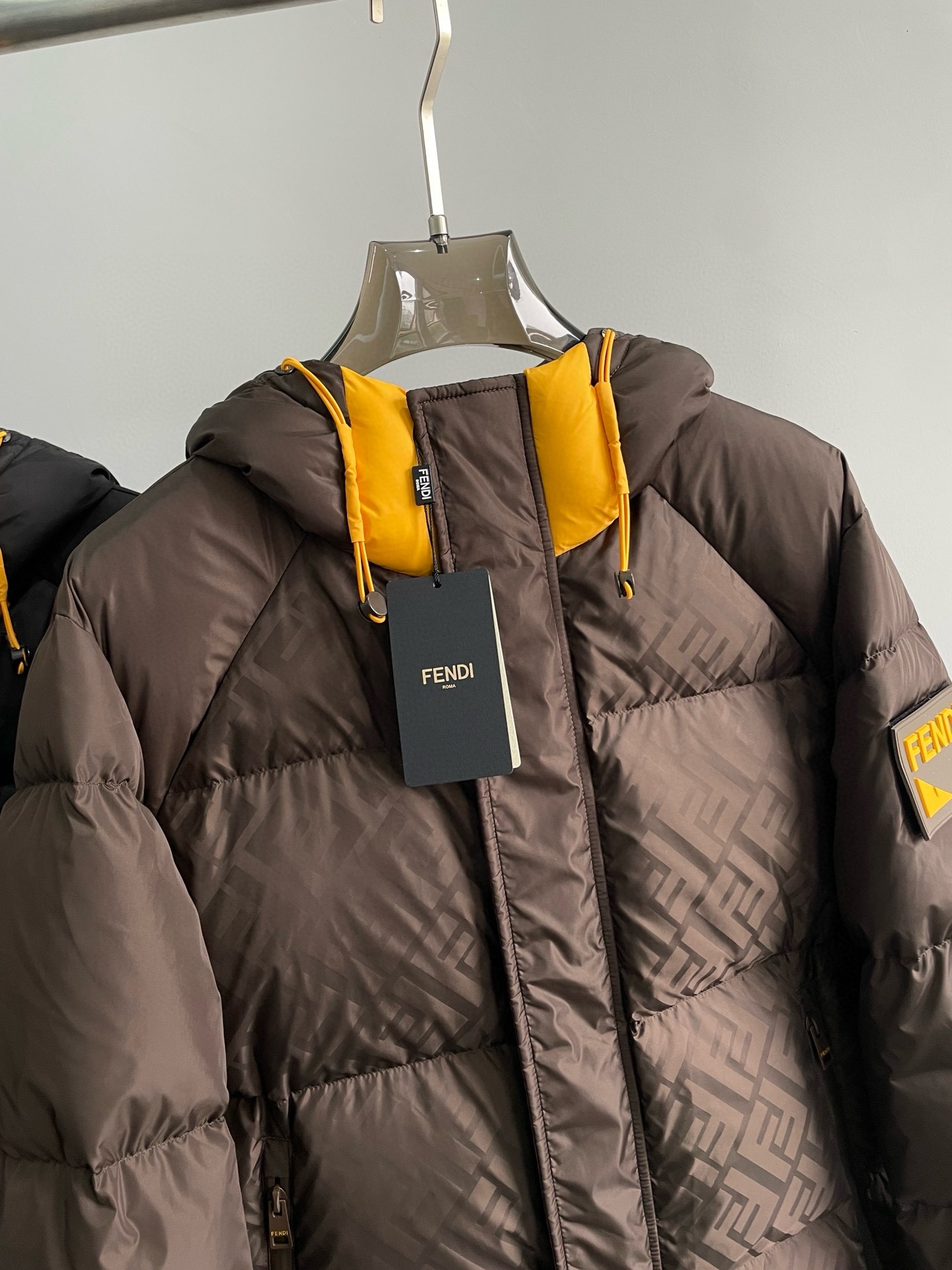 P1420 Moncler Moncler gado recomendado de alta qualidade 2024 outono / inverno Jaqueta masculina Pure 90 Down! Linhagem nobre, cheia de sensação fofa, arma fria, roupas prontas para vestir de alto nível, toda a peça é projetada usando artesanato pesado à mão, a parte interna do esqueleto como suporte é coberta com tiras em relevo à mão de revestimento impermeável na forma de silhueta de capa de chuva ao ar livre como o tom da integração dos elementos de design da moda não é orientado para a funcionalidade modelos práticos de rua cheios de seleção importada de alto grau de 90 penas de pato branco + 10 penas, alto peso, calor espesso, rápido e calor politérmico, o efeito de coleta muito bom! O artesanato tradicional da Zegna, peça-símbolo, confere à nova estação vitalidade e valor estético à moda, bem como ao estilo harmonioso de Zhuang e à elite urbana preferida dos homens Tamanho: M-3XL178 140 libras desgaste L Slim máximo 190 libras