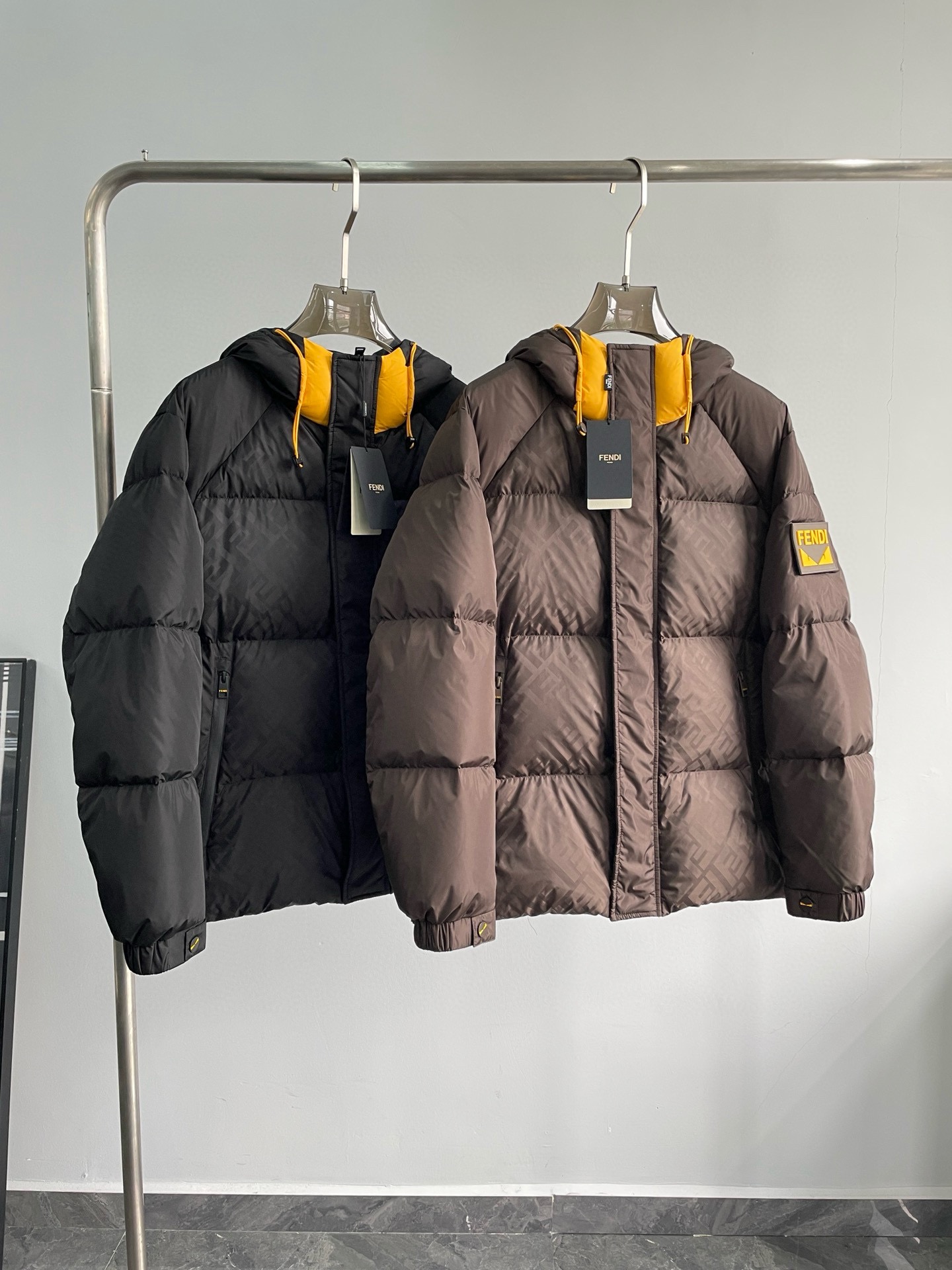 P1420 Moncler Moncler gado recomendado de alta qualidade 2024 outono / inverno Jaqueta masculina Pure 90 Down! Linhagem nobre, cheia de sensação fofa, arma fria, roupas prontas para vestir de alto nível, toda a peça é projetada usando artesanato pesado à mão, a parte interna do esqueleto como suporte é coberta com tiras em relevo à mão de revestimento impermeável na forma de silhueta de capa de chuva ao ar livre como o tom da integração dos elementos de design da moda não é orientado para a funcionalidade modelos práticos de rua cheios de seleção importada de alto grau de 90 penas de pato branco + 10 penas, alto peso, calor espesso, rápido e calor politérmico, o efeito de coleta muito bom! O artesanato tradicional da Zegna, peça-símbolo, confere à nova estação vitalidade e valor estético à moda, bem como ao estilo harmonioso de Zhuang e à elite urbana preferida dos homens Tamanho: M-3XL178 140 libras desgaste L Slim máximo 190 libras