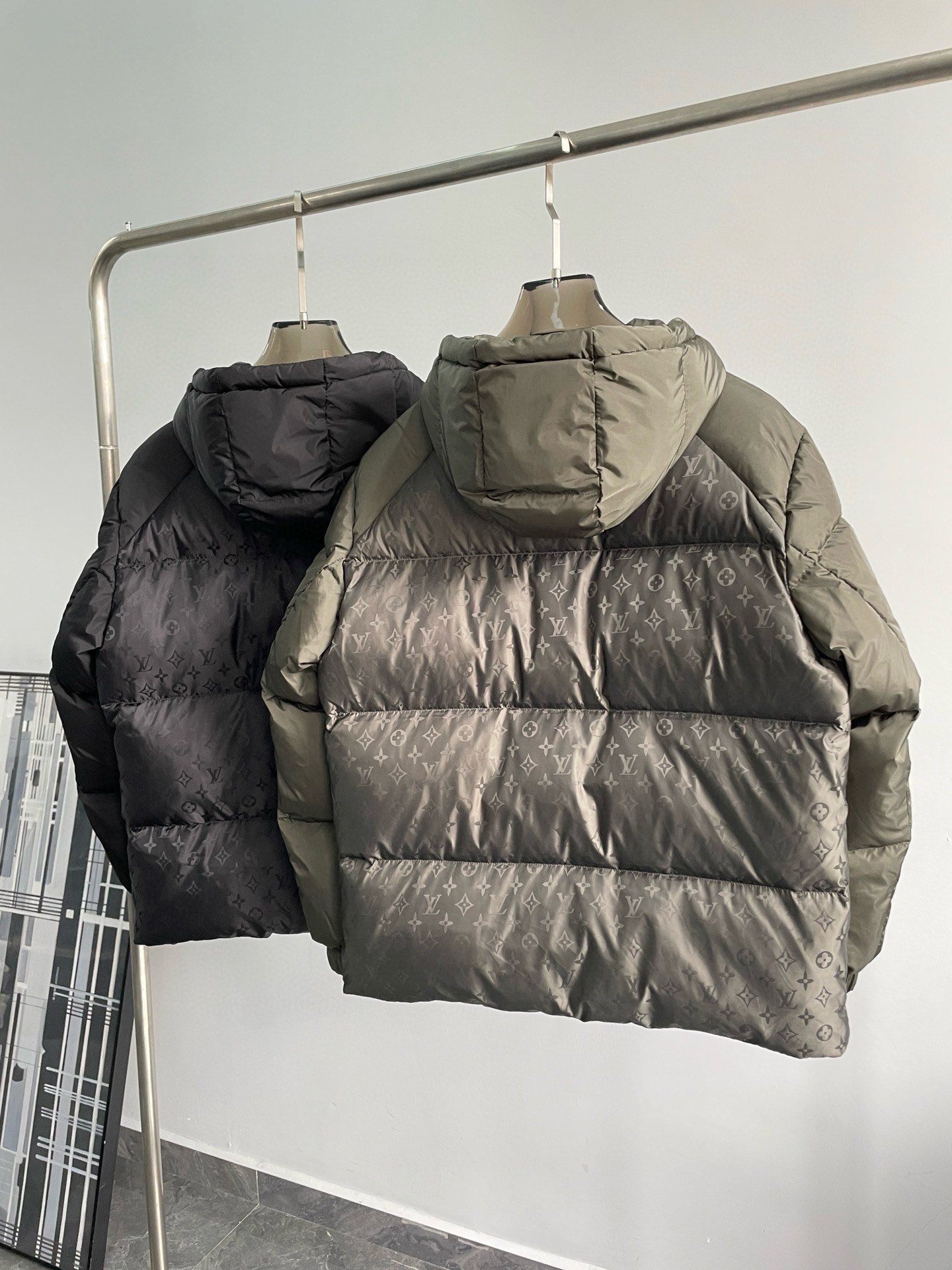 P1100 Moncler Moncler Haut de gamme recommandé bovins 2024 Automne/Hiver Pure 90 Down Jacket pour hommes ! Noble lignée, pleine de sensation duveteuse, arme froide, vêtements de prêt-à-porter haut de gamme haut de gamme, l'ensemble du vêtement est conçu en utilisant l'artisanat lourd à la main, la partie intérieure du squelette comme un support sont recouverts de bandes gaufrées à la main de revêtement imperméable sous la forme de la silhouette de l'imperméable extérieur comme le ton de l'intégration des éléments de conception de la mode n'est pas orienté vers la fonctionnalité des modèles pratiques de haute rue remplis de sélection importée de haute qualité de 90 duvet de canard blanc + 10 plumes, poids élevé, épais, chaleur rapide et polythermique, l'effet de rassemblement très bon ! Zegna traditionnel artisanat pièce Symbol et donne la nouvelle saison de la vitalité de la mode et de la valeur esthétique de la mode aussi Zhuangyixia style élite urbaine hommes préférés Taille : M-3XL178 140 livres porter L Slim maximum portable 190 livres