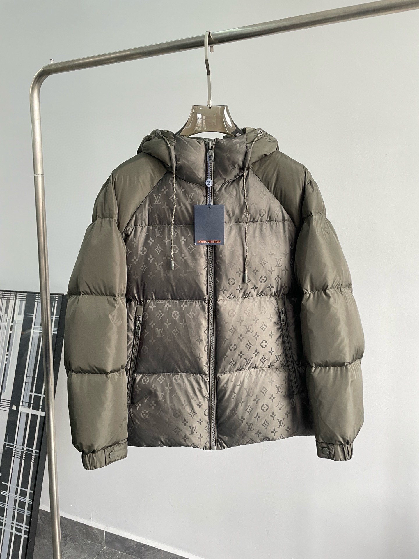 P1100 Moncler Moncler Haut de gamme recommandé bovins 2024 Automne/Hiver Pure 90 Down Jacket pour hommes ! Noble lignée, pleine de sensation duveteuse, arme froide, vêtements de prêt-à-porter haut de gamme haut de gamme, l'ensemble du vêtement est conçu en utilisant l'artisanat lourd à la main, la partie intérieure du squelette comme un support sont recouverts de bandes gaufrées à la main de revêtement imperméable sous la forme de la silhouette de l'imperméable extérieur comme le ton de l'intégration des éléments de conception de la mode n'est pas orienté vers la fonctionnalité des modèles pratiques de haute rue remplis de sélection importée de haute qualité de 90 duvet de canard blanc + 10 plumes, poids élevé, épais, chaleur rapide et polythermique, l'effet de rassemblement très bon ! Zegna traditionnel artisanat pièce Symbol et donne la nouvelle saison de la vitalité de la mode et de la valeur esthétique de la mode aussi Zhuangyixia style élite urbaine hommes préférés Taille : M-3XL178 140 livres porter L Slim maximum portable 190 livres