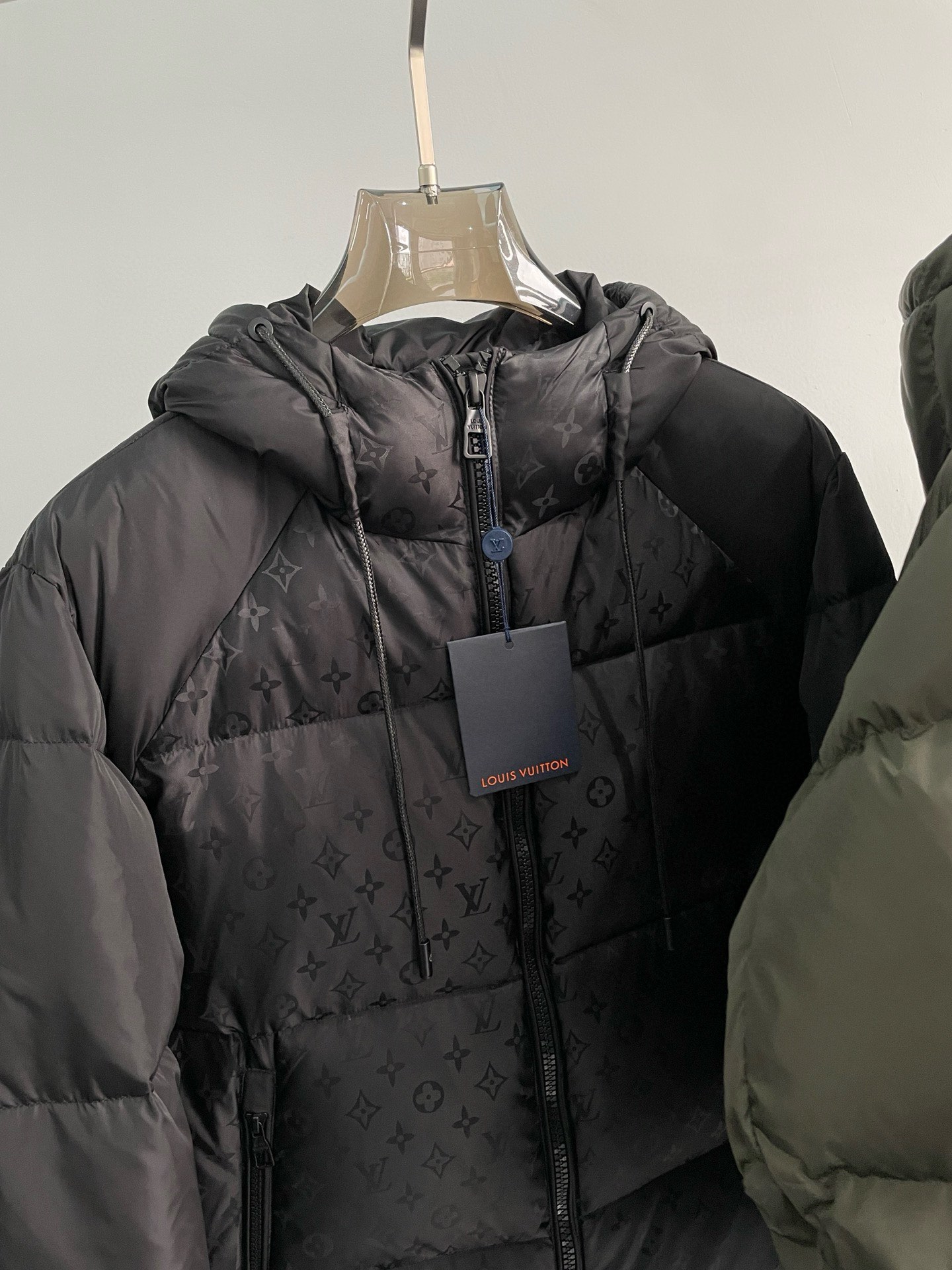 P1100 Moncler Moncler Haut de gamme recommandé bovins 2024 Automne/Hiver Pure 90 Down Jacket pour hommes ! Noble lignée, pleine de sensation duveteuse, arme froide, vêtements de prêt-à-porter haut de gamme haut de gamme, l'ensemble du vêtement est conçu en utilisant l'artisanat lourd à la main, la partie intérieure du squelette comme un support sont recouverts de bandes gaufrées à la main de revêtement imperméable sous la forme de la silhouette de l'imperméable extérieur comme le ton de l'intégration des éléments de conception de la mode n'est pas orienté vers la fonctionnalité des modèles pratiques de haute rue remplis de sélection importée de haute qualité de 90 duvet de canard blanc + 10 plumes, poids élevé, épais, chaleur rapide et polythermique, l'effet de rassemblement très bon ! Zegna traditionnel artisanat pièce Symbol et donne la nouvelle saison de la vitalité de la mode et de la valeur esthétique de la mode aussi Zhuangyixia style élite urbaine hommes préférés Taille : M-3XL178 140 livres porter L Slim maximum portable 190 livres