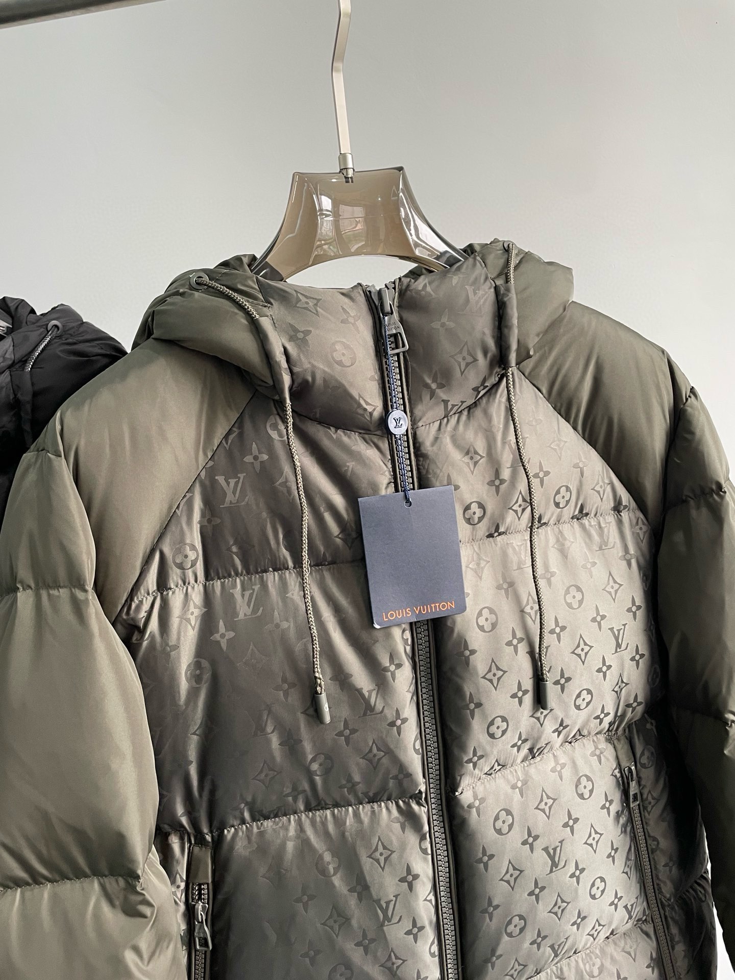 P1100 Moncler Moncler Haut de gamme recommandé bovins 2024 Automne/Hiver Pure 90 Down Jacket pour hommes ! Noble lignée, pleine de sensation duveteuse, arme froide, vêtements de prêt-à-porter haut de gamme haut de gamme, l'ensemble du vêtement est conçu en utilisant l'artisanat lourd à la main, la partie intérieure du squelette comme un support sont recouverts de bandes gaufrées à la main de revêtement imperméable sous la forme de la silhouette de l'imperméable extérieur comme le ton de l'intégration des éléments de conception de la mode n'est pas orienté vers la fonctionnalité des modèles pratiques de haute rue remplis de sélection importée de haute qualité de 90 duvet de canard blanc + 10 plumes, poids élevé, épais, chaleur rapide et polythermique, l'effet de rassemblement très bon ! Zegna traditionnel artisanat pièce Symbol et donne la nouvelle saison de la vitalité de la mode et de la valeur esthétique de la mode aussi Zhuangyixia style élite urbaine hommes préférés Taille : M-3XL178 140 livres porter L Slim maximum portable 190 livres