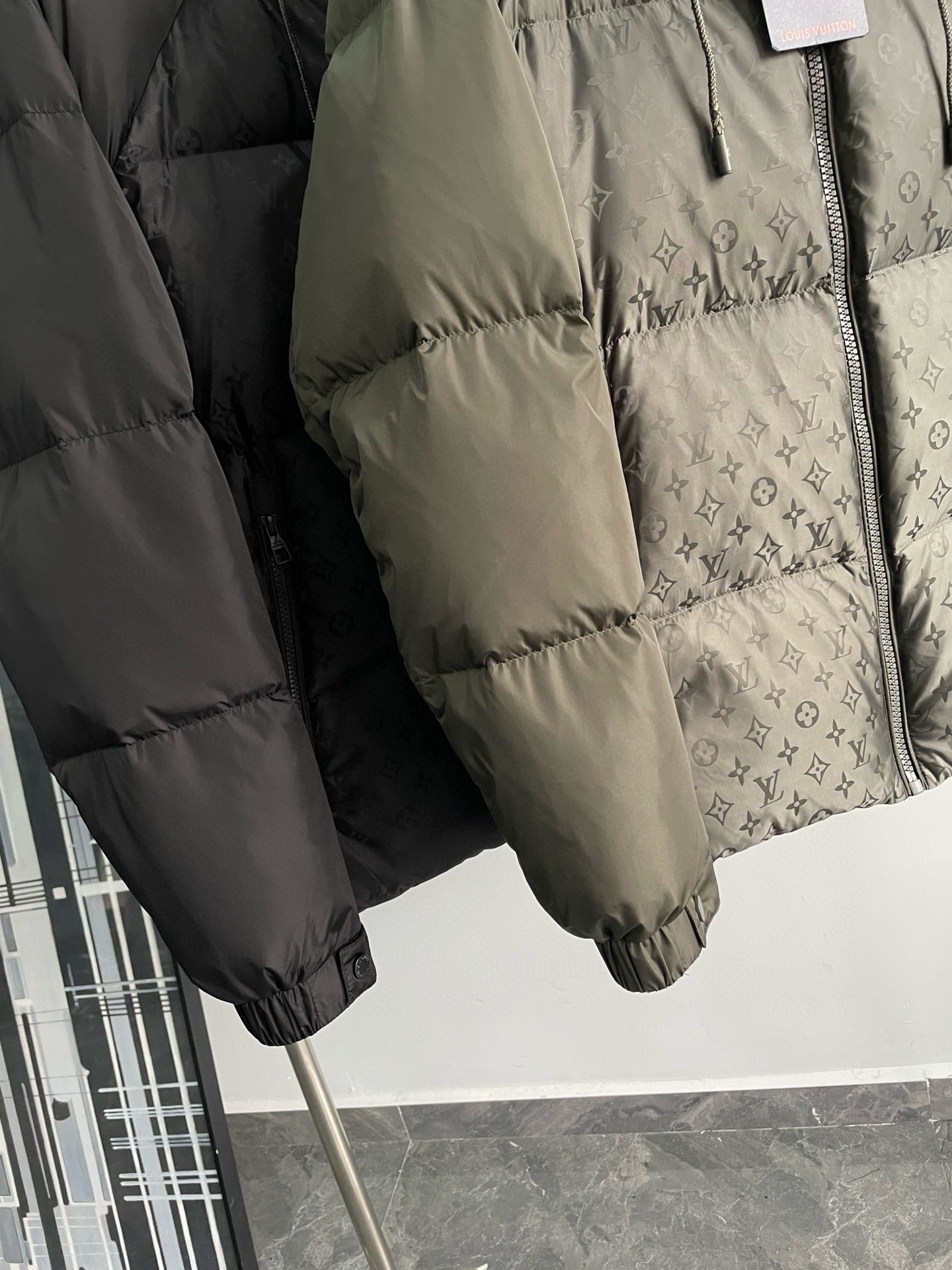 P1100 Moncler Moncler Haut de gamme recommandé bovins 2024 Automne/Hiver Pure 90 Down Jacket pour hommes ! Noble lignée, pleine de sensation duveteuse, arme froide, vêtements de prêt-à-porter haut de gamme haut de gamme, l'ensemble du vêtement est conçu en utilisant l'artisanat lourd à la main, la partie intérieure du squelette comme un support sont recouverts de bandes gaufrées à la main de revêtement imperméable sous la forme de la silhouette de l'imperméable extérieur comme le ton de l'intégration des éléments de conception de la mode n'est pas orienté vers la fonctionnalité des modèles pratiques de haute rue remplis de sélection importée de haute qualité de 90 duvet de canard blanc + 10 plumes, poids élevé, épais, chaleur rapide et polythermique, l'effet de rassemblement très bon ! Zegna traditionnel artisanat pièce Symbol et donne la nouvelle saison de la vitalité de la mode et de la valeur esthétique de la mode aussi Zhuangyixia style élite urbaine hommes préférés Taille : M-3XL178 140 livres porter L Slim maximum portable 190 livres