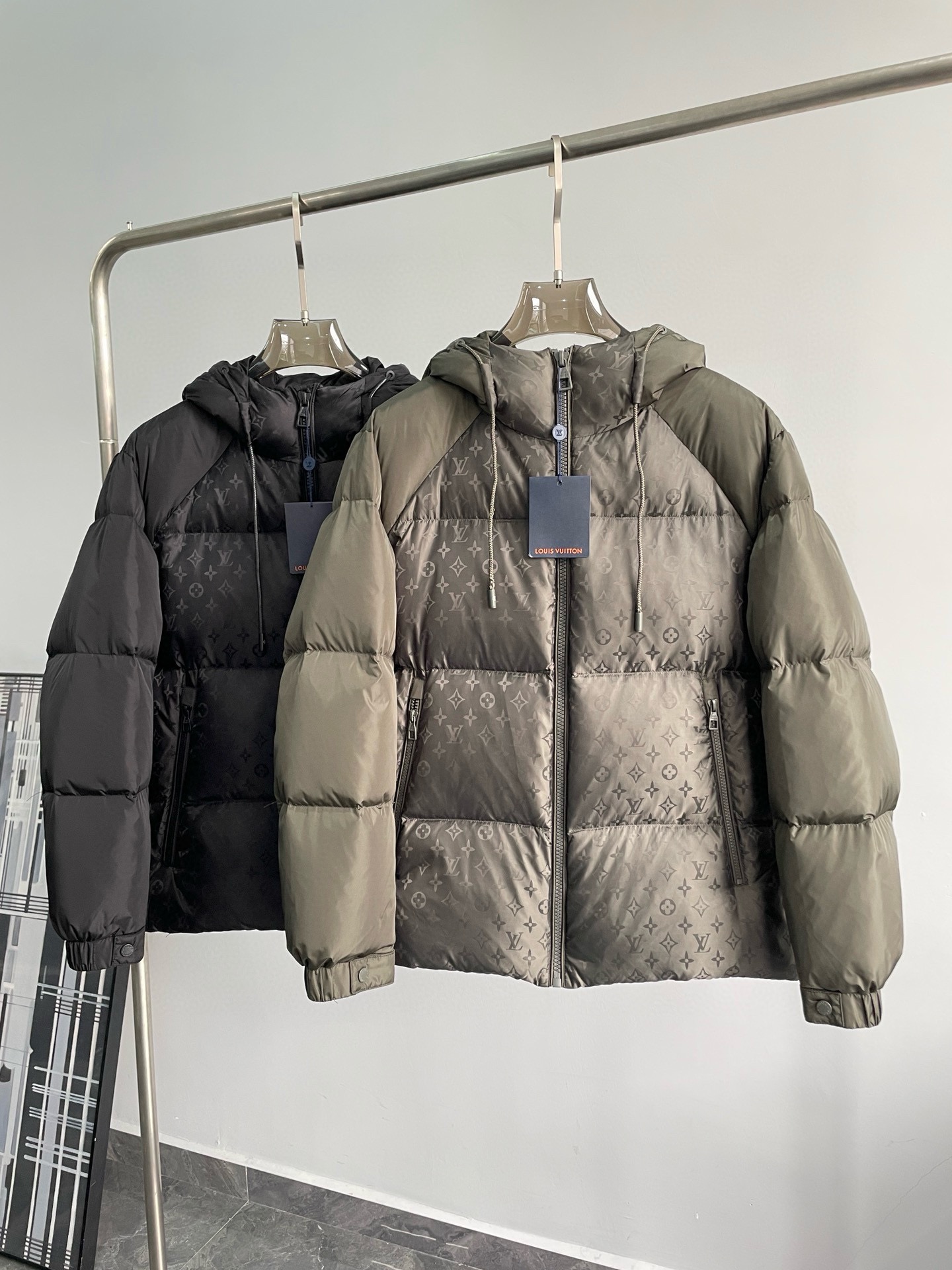 P1420 Moncler Moncler gado recomendado de alta qualidade 2024 outono / inverno Jaqueta masculina Pure 90 Down! Linhagem nobre, cheia de sensação fofa, arma fria, roupas prontas para vestir de alto nível, toda a peça é projetada usando artesanato pesado à mão, a parte interna do esqueleto como suporte é coberta com tiras em relevo à mão de revestimento impermeável na forma de silhueta de capa de chuva ao ar livre como o tom da integração dos elementos de design da moda não é orientado para a funcionalidade modelos práticos de rua cheios de seleção importada de alto grau de 90 penas de pato branco + 10 penas, alto peso, calor espesso, rápido e calor politérmico, o efeito de coleta muito bom! O artesanato tradicional da Zegna, peça-símbolo, confere à nova estação vitalidade e valor estético à moda, bem como ao estilo harmonioso de Zhuang e à elite urbana preferida dos homens Tamanho: M-3XL178 140 libras desgaste L Slim máximo 190 libras