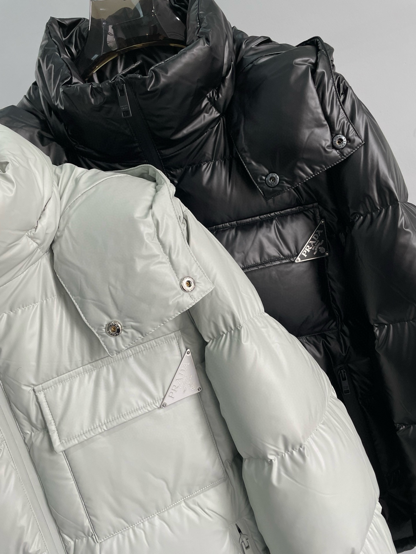 P1420 Moncler Moncler gado recomendado de alta qualidade 2024 outono / inverno Jaqueta masculina Pure 90 Down! Linhagem nobre, cheia de sensação fofa, arma fria, roupas prontas para vestir de alto nível, toda a peça é projetada usando artesanato pesado à mão, a parte interna do esqueleto como suporte é coberta com tiras em relevo à mão de revestimento impermeável na forma de silhueta de capa de chuva ao ar livre como o tom da integração dos elementos de design da moda não é orientado para a funcionalidade modelos práticos de rua cheios de seleção importada de alto grau de 90 penas de pato branco + 10 penas, alto peso, calor espesso, rápido e calor politérmico, o efeito de coleta muito bom! O artesanato tradicional da Zegna, peça-símbolo, confere à nova estação vitalidade e valor estético à moda, bem como ao estilo harmonioso de Zhuang e à elite urbana preferida dos homens Tamanho: M-3XL178 140 libras desgaste L Slim máximo 190 libras