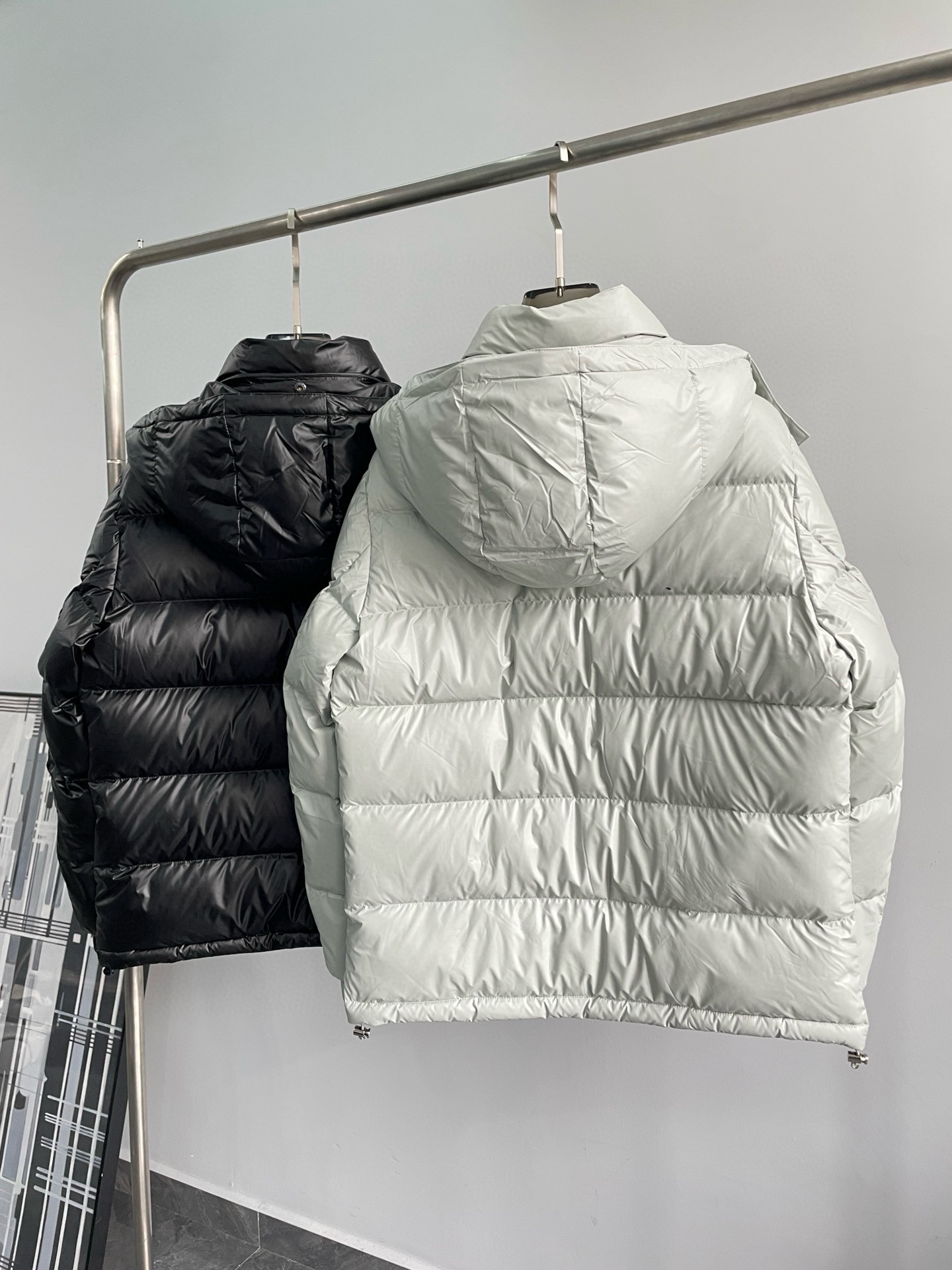 P1420 Moncler Moncler gado recomendado de alta qualidade 2024 outono / inverno Jaqueta masculina Pure 90 Down! Linhagem nobre, cheia de sensação fofa, arma fria, roupas prontas para vestir de alto nível, toda a peça é projetada usando artesanato pesado à mão, a parte interna do esqueleto como suporte é coberta com tiras em relevo à mão de revestimento impermeável na forma de silhueta de capa de chuva ao ar livre como o tom da integração dos elementos de design da moda não é orientado para a funcionalidade modelos práticos de rua cheios de seleção importada de alto grau de 90 penas de pato branco + 10 penas, alto peso, calor espesso, rápido e calor politérmico, o efeito de coleta muito bom! O artesanato tradicional da Zegna, peça-símbolo, confere à nova estação vitalidade e valor estético à moda, bem como ao estilo harmonioso de Zhuang e à elite urbana preferida dos homens Tamanho: M-3XL178 140 libras desgaste L Slim máximo 190 libras