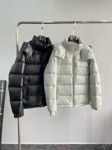 P1420モンクレールMonclerハイエンドおすすめキャトル2024秋冬メンズピュア90ダウンジャケット！高貴な血統、ふわふわ感、冷たい武器、ハイエンドのトップ層の既製服の完全な、衣服全体が手で重い職人技を使用して設計され、サポートとして骨格の内側には、ファッションのデザイン要素の統合のトーンとして、屋外のレインコートのシルエットの形で防水コーティングの手エンボストリップで覆われている90ホワイトダックダウン+ 10羽、高重量、厚い、迅速な熱とポリサーマル保温のインポートされた高品位な選択で満たされた機能志向のハイストリート実用的なモデルではない、非常に良いギャザーの効果！ゼニアの伝統的な職人技のシンボルピースとファッションの活力とファッションの美的価値の新しいシーズンを与え、また荘と調和のとれたスタイルの都市部のエリート男性が好む サイズ：M-3XL178 140ポンドはLスリム最大摩耗190ポンドを着用 - 高模倣工場