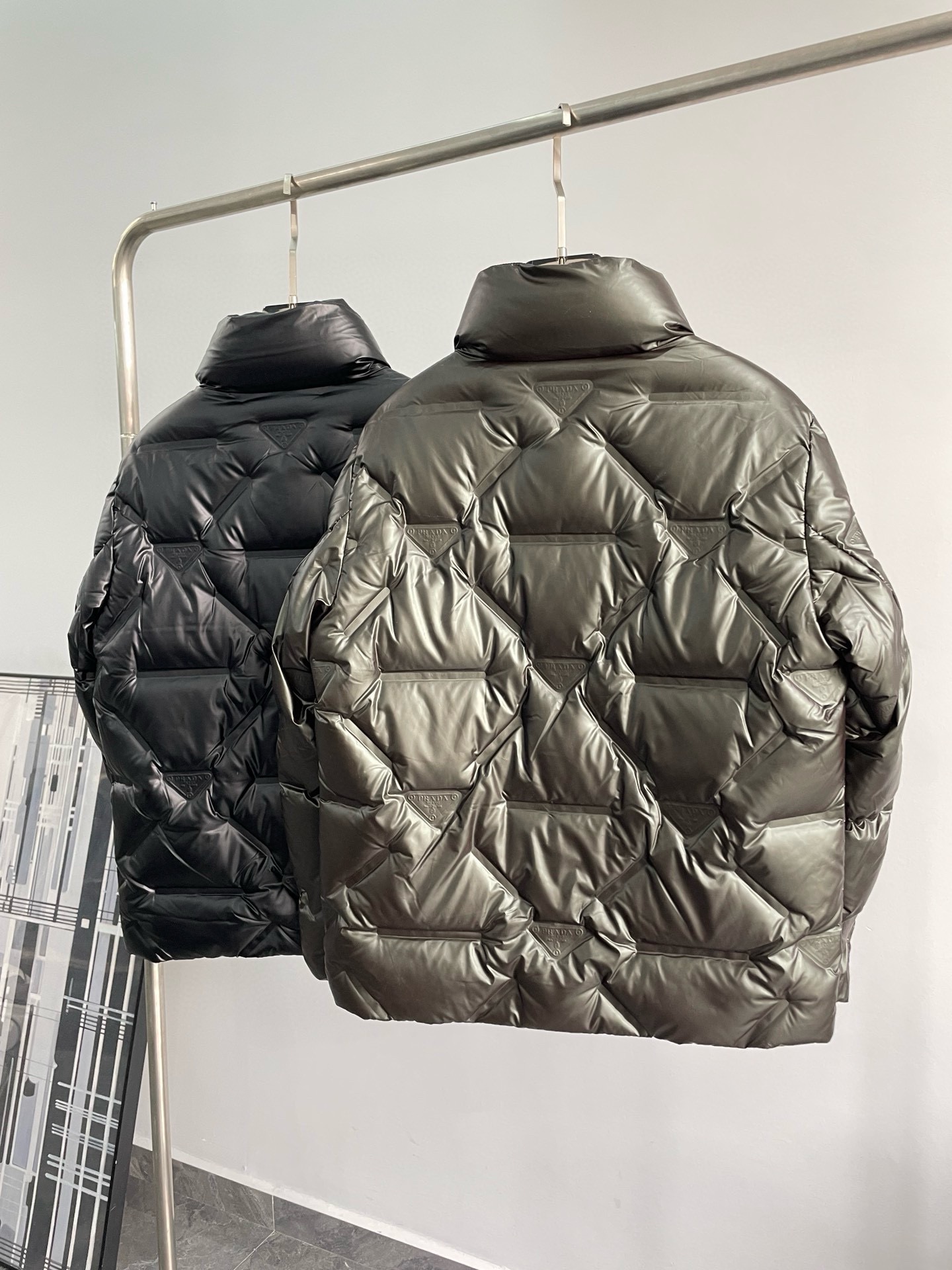 P1080 Moncler Moncler High-end recommended cattle 2024 fall and winter models of men's pure 90 down jacket spliced wool sleeves! Noble lineage, fluffy sense of full, cold weather weapon High-end top tier ready-to-wear The entire garment is designed using hand-heavy craftsmanship, the inner part of the skeleton as a support are all over the hand-pressing adhesive strips of waterproof coating in the shape of outdoor punching jacket as the tone of the design elements of fashion is not dominated by functionality of the high-street practical wear models filler for imported high-grade selection of 90 white duck down + 10 feathers high weight, thick, fast heat and polythermal warmth excellent effect gathering Zegna's traditional craftsmanship Symbol piece and gives the new season of fashion vitality and fashion aesthetic value also Zhuangyixiang style urban elite men preferred Size: M-3XL178 140 pounds wear L Slim maximum wearable 190 pounds - high quality replica handbags