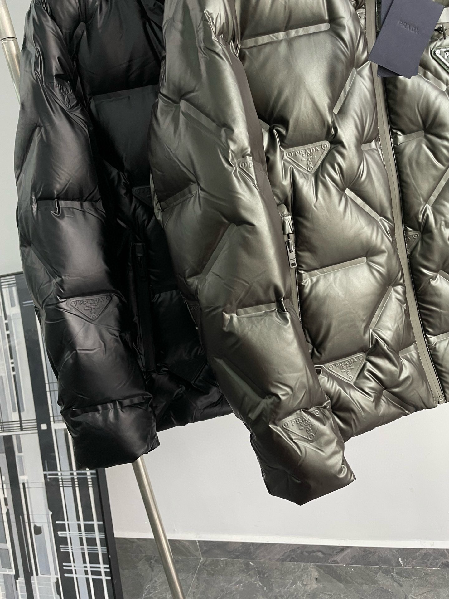 P1080 Moncler Moncler High-end recommended cattle 2024 fall and winter models of men's pure 90 down jacket spliced wool sleeves! Noble lineage, fluffy sense of full, cold weather weapon High-end top tier ready-to-wear The entire garment is designed using hand-heavy craftsmanship, the inner part of the skeleton as a support are all over the hand-pressing adhesive strips of waterproof coating in the shape of outdoor punching jacket as the tone of the design elements of fashion is not dominated by functionality of the high-street practical wear models filler for imported high-grade selection of 90 white duck down + 10 feathers high weight, thick, fast heat and polythermal warmth excellent effect gathering Zegna's traditional craftsmanship Symbol piece and gives the new season of fashion vitality and fashion aesthetic value also Zhuangyixiang style urban elite men preferred Size: M-3XL178 140 pounds wear L Slim maximum wearable 190 pounds - high quality replica handbags