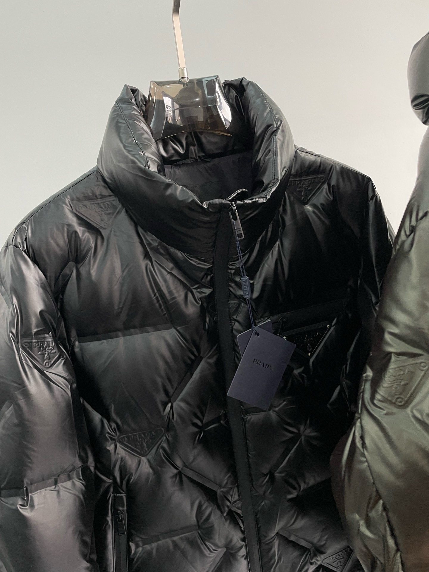 P1100 Moncler Moncler Haut de gamme recommandé bovins 2024 Automne/Hiver Pure 90 Down Jacket pour hommes ! Noble lignée, pleine de sensation duveteuse, arme froide, vêtements de prêt-à-porter haut de gamme haut de gamme, l'ensemble du vêtement est conçu en utilisant l'artisanat lourd à la main, la partie intérieure du squelette comme un support sont recouverts de bandes gaufrées à la main de revêtement imperméable sous la forme de la silhouette de l'imperméable extérieur comme le ton de l'intégration des éléments de conception de la mode n'est pas orienté vers la fonctionnalité des modèles pratiques de haute rue remplis de sélection importée de haute qualité de 90 duvet de canard blanc + 10 plumes, poids élevé, épais, chaleur rapide et polythermique, l'effet de rassemblement très bon ! Zegna traditionnel artisanat pièce Symbol et donne la nouvelle saison de la vitalité de la mode et de la valeur esthétique de la mode aussi Zhuangyixia style élite urbaine hommes préférés Taille : M-3XL178 140 livres porter L Slim maximum portable 190 livres