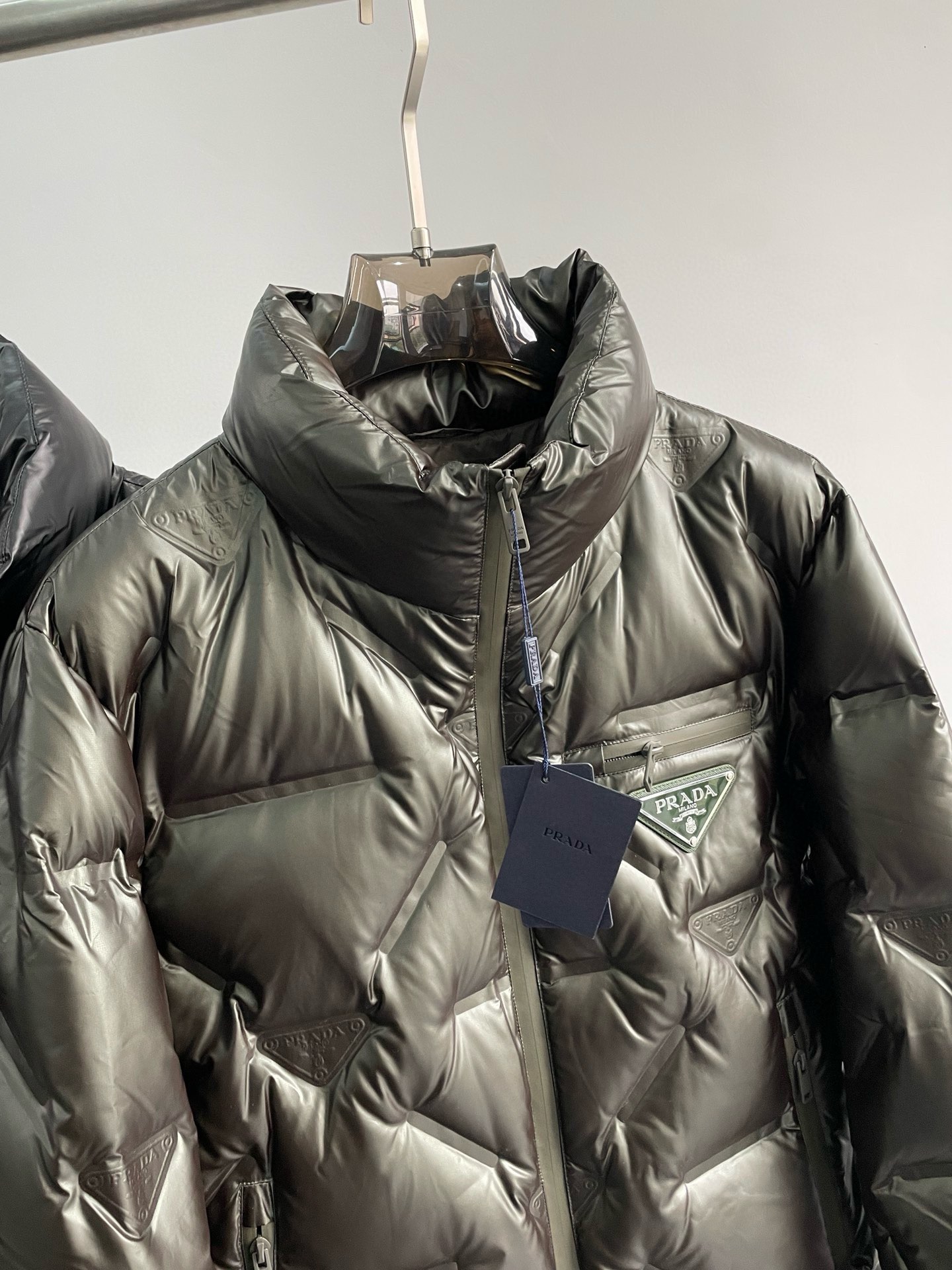 ¡P1360 Prada Prada de gama alta recomendada ganado 2024 Otoño / Invierno de los hombres pura 90 Chaqueta de plumas! ¡Noble linaje, lleno de esponjosidad, el clima frío, de gama alta de primer nivel prêt-à-porter de la ropa, toda la prenda está diseñada utilizando la mano-pesada artesanía, la parte interior del esqueleto como un apoyo están cubiertos con tiras en relieve a mano de revestimiento impermeable en forma de silueta impermeable al aire libre como el tono de la integración de los elementos de diseño de la moda no está orientada a la funcionalidad de alta calle modelos prácticos llenos de importación de alto grado de selección de 90 pato blanco hacia abajo + 10 plumas, de alto peso, de espesor, el calor rápido y el calor politérmico, el efecto de reunir el mejor! Zegna artesanía tradicional pieza Símbolo y da la nueva temporada de la vitalidad de la moda y el valor estético de la moda también Zhuangyixia estilo de los hombres de élite urbana preferida Tamaño: M-3XL178 140 libras desgaste L Slim máximo usable 190 libras