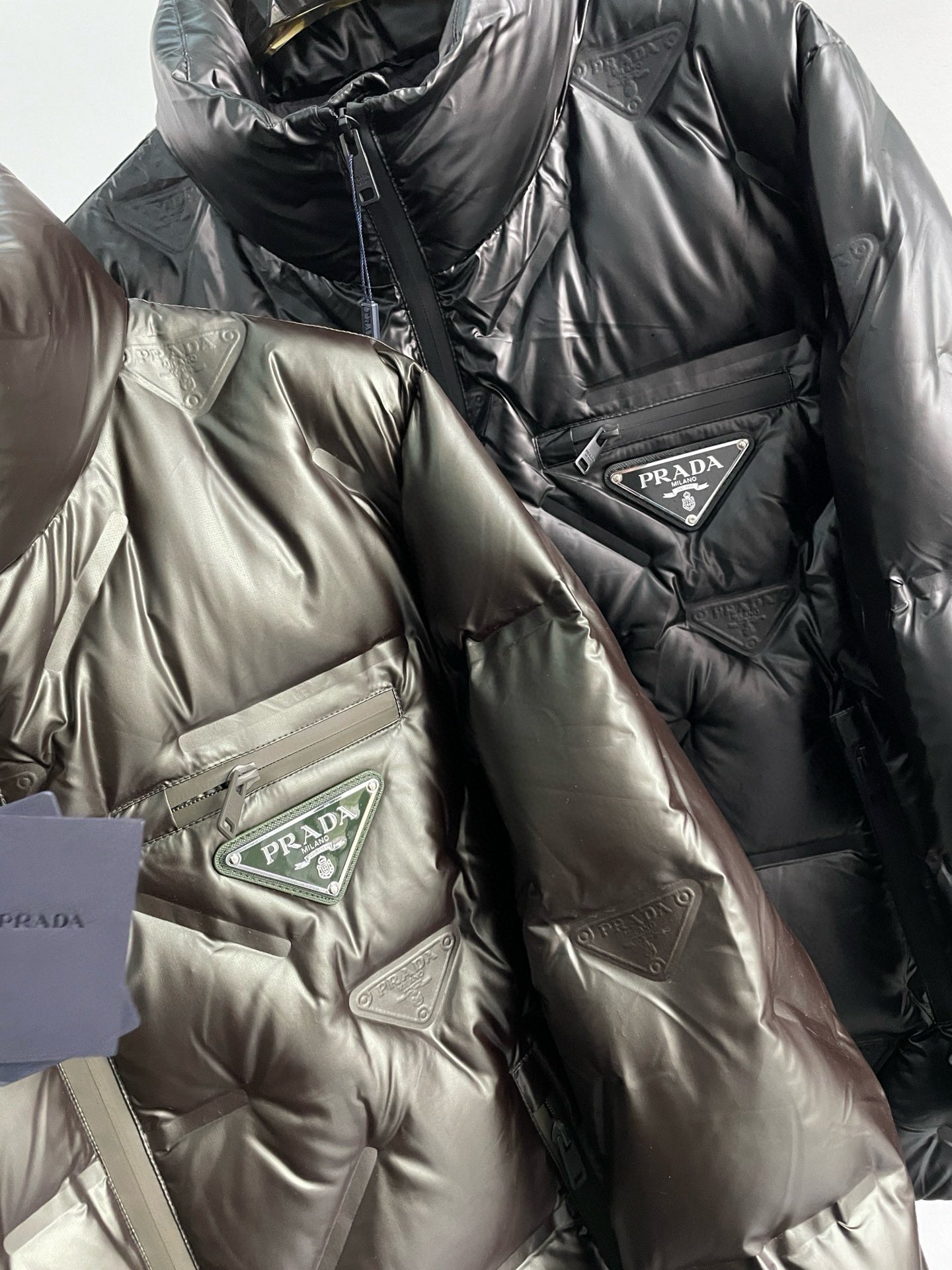 P1080 Moncler Moncler High-end recommended cattle 2024 fall and winter models of men's pure 90 down jacket spliced wool sleeves! Noble lineage, fluffy sense of full, cold weather weapon High-end top tier ready-to-wear The entire garment is designed using hand-heavy craftsmanship, the inner part of the skeleton as a support are all over the hand-pressing adhesive strips of waterproof coating in the shape of outdoor punching jacket as the tone of the design elements of fashion is not dominated by functionality of the high-street practical wear models filler for imported high-grade selection of 90 white duck down + 10 feathers high weight, thick, fast heat and polythermal warmth excellent effect gathering Zegna's traditional craftsmanship Symbol piece and gives the new season of fashion vitality and fashion aesthetic value also Zhuangyixiang style urban elite men preferred Size: M-3XL178 140 pounds wear L Slim maximum wearable 190 pounds - high quality replica handbags