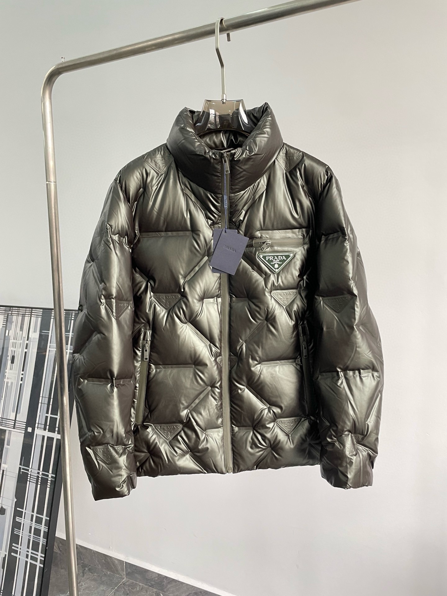 P1080 Moncler Moncler High-end recommended cattle 2024 fall and winter models of men's pure 90 down jacket spliced wool sleeves! Noble lineage, fluffy sense of full, cold weather weapon High-end top tier ready-to-wear The entire garment is designed using hand-heavy craftsmanship, the inner part of the skeleton as a support are all over the hand-pressing adhesive strips of waterproof coating in the shape of outdoor punching jacket as the tone of the design elements of fashion is not dominated by functionality of the high-street practical wear models filler for imported high-grade selection of 90 white duck down + 10 feathers high weight, thick, fast heat and polythermal warmth excellent effect gathering Zegna's traditional craftsmanship Symbol piece and gives the new season of fashion vitality and fashion aesthetic value also Zhuangyixiang style urban elite men preferred Size: M-3XL178 140 pounds wear L Slim maximum wearable 190 pounds - high quality replica handbags