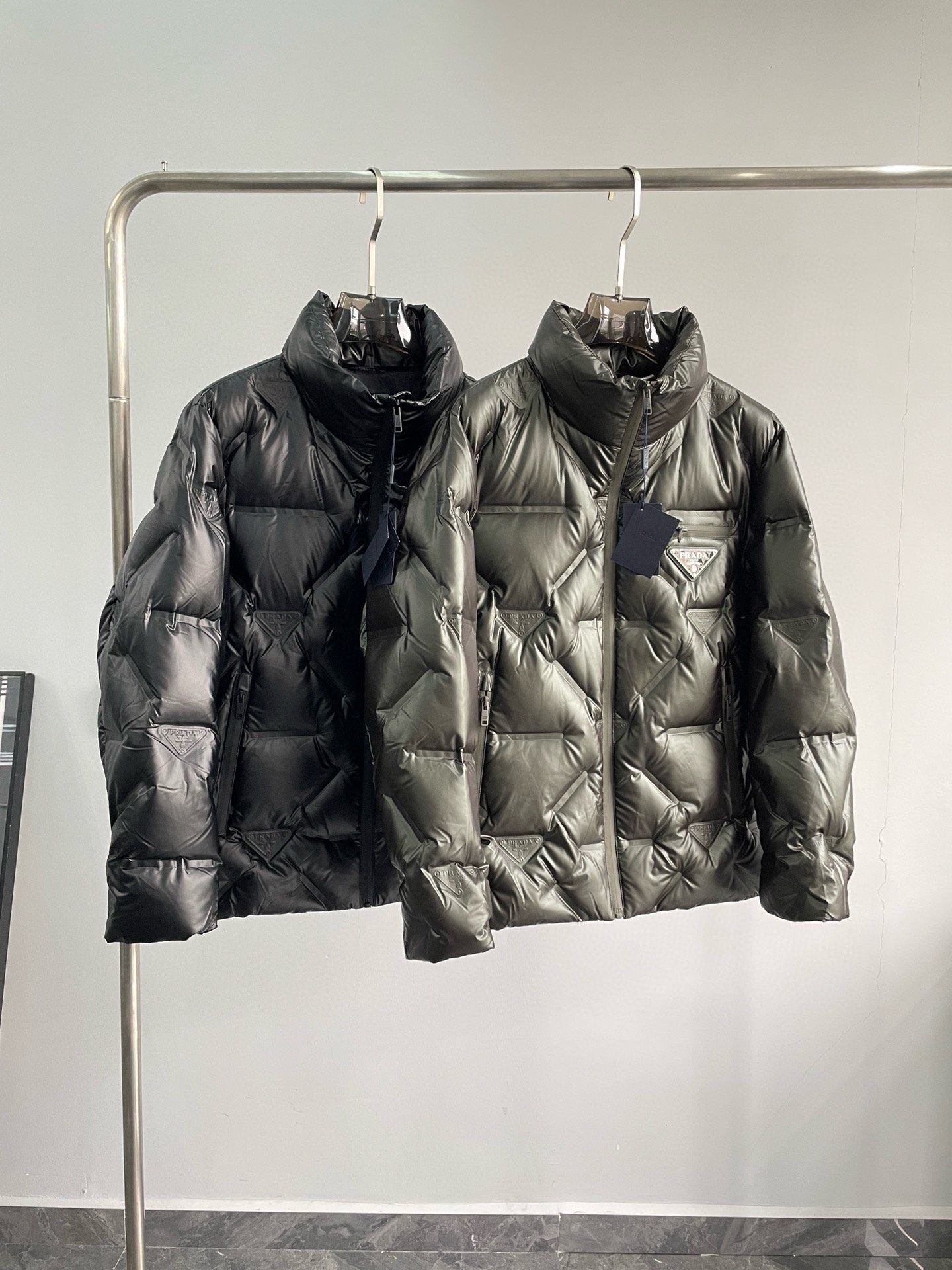 P1080 Moncler Moncler High-end recommended cattle 2024 fall and winter models of men's pure 90 down jacket spliced wool sleeves! Noble lineage, fluffy sense of full, cold weather weapon High-end top tier ready-to-wear The entire garment is designed using hand-heavy craftsmanship, the inner part of the skeleton as a support are all over the hand-pressing adhesive strips of waterproof coating in the shape of outdoor punching jacket as the tone of the design elements of fashion is not dominated by functionality of the high-street practical wear models filler for imported high-grade selection of 90 white duck down + 10 feathers high weight, thick, fast heat and polythermal warmth excellent effect gathering Zegna's traditional craftsmanship Symbol piece and gives the new season of fashion vitality and fashion aesthetic value also Zhuangyixiang style urban elite men preferred Size: M-3XL178 140 pounds wear L Slim maximum wearable 190 pounds - high quality replica handbags