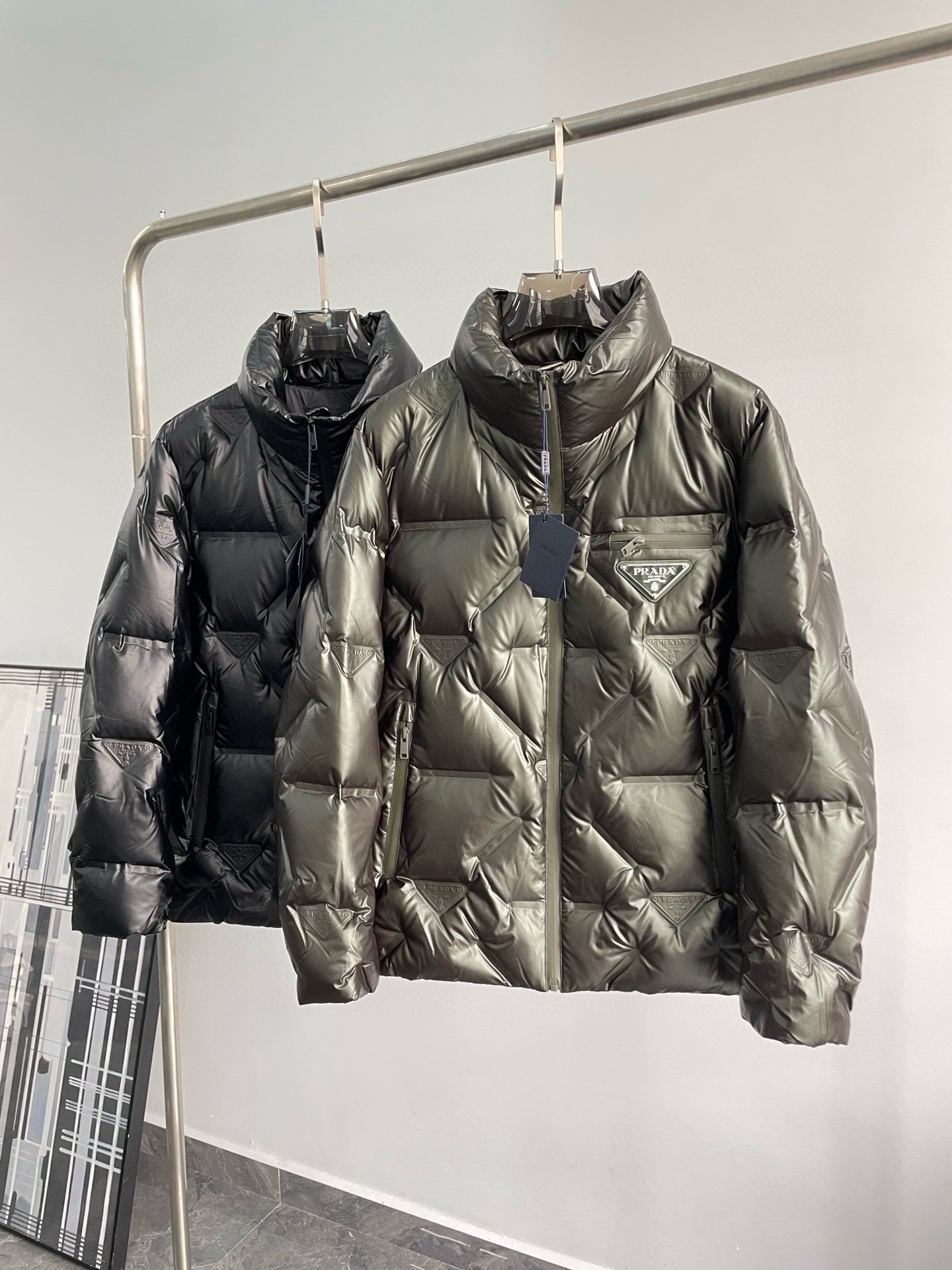 P1080 Moncler Moncler High-end recommended cattle 2024 fall and winter models of men's pure 90 down jacket spliced wool sleeves! Noble lineage, fluffy sense of full, cold weather weapon High-end top tier ready-to-wear The entire garment is designed using hand-heavy craftsmanship, the inner part of the skeleton as a support are all over the hand-pressing adhesive strips of waterproof coating in the shape of outdoor punching jacket as the tone of the design elements of fashion is not dominated by functionality of the high-street practical wear models filler for imported high-grade selection of 90 white duck down + 10 feathers high weight, thick, fast heat and polythermal warmth excellent effect gathering Zegna's traditional craftsmanship Symbol piece and gives the new season of fashion vitality and fashion aesthetic value also Zhuangyixiang style urban elite men preferred Size: M-3XL178 140 pounds wear L Slim maximum wearable 190 pounds - high quality replica handbags