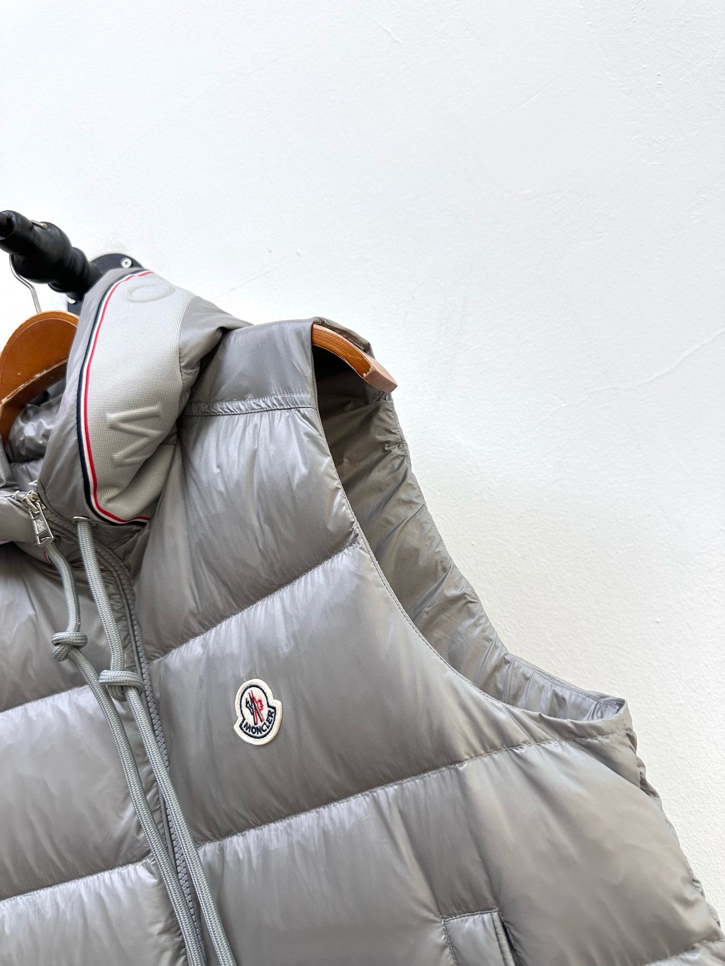 ¡Imagen [8]-P1040 Moncler Moncler 2024 Otoño e Invierno Colección Sincronizada Must-have abajo chaleco (puro 90 pato blanco hacia abajo) abajo de la familia Simple y generoso Pecho diseño de doble cremallera Pedigrí aristocrático! ¡Artesanía para crear el hardware original Selección de tejido de poliéster importado sensación brillante fuerte capa interna llena de 90% blanco pato abajo + 10% plumas en el cuerpo más ligero y cálido calor de la moda compatible! ¡Los detalles del material son muy cuidadosos para mostrar la última dedicación del diseñador a la producción de más como una obra de arte, la versión general de la gama alta impresionante que en! Tamaño: M-XXXL (175 140 libras L adecuado para el desgaste máximo 190 libras)-bolsas de alta moda