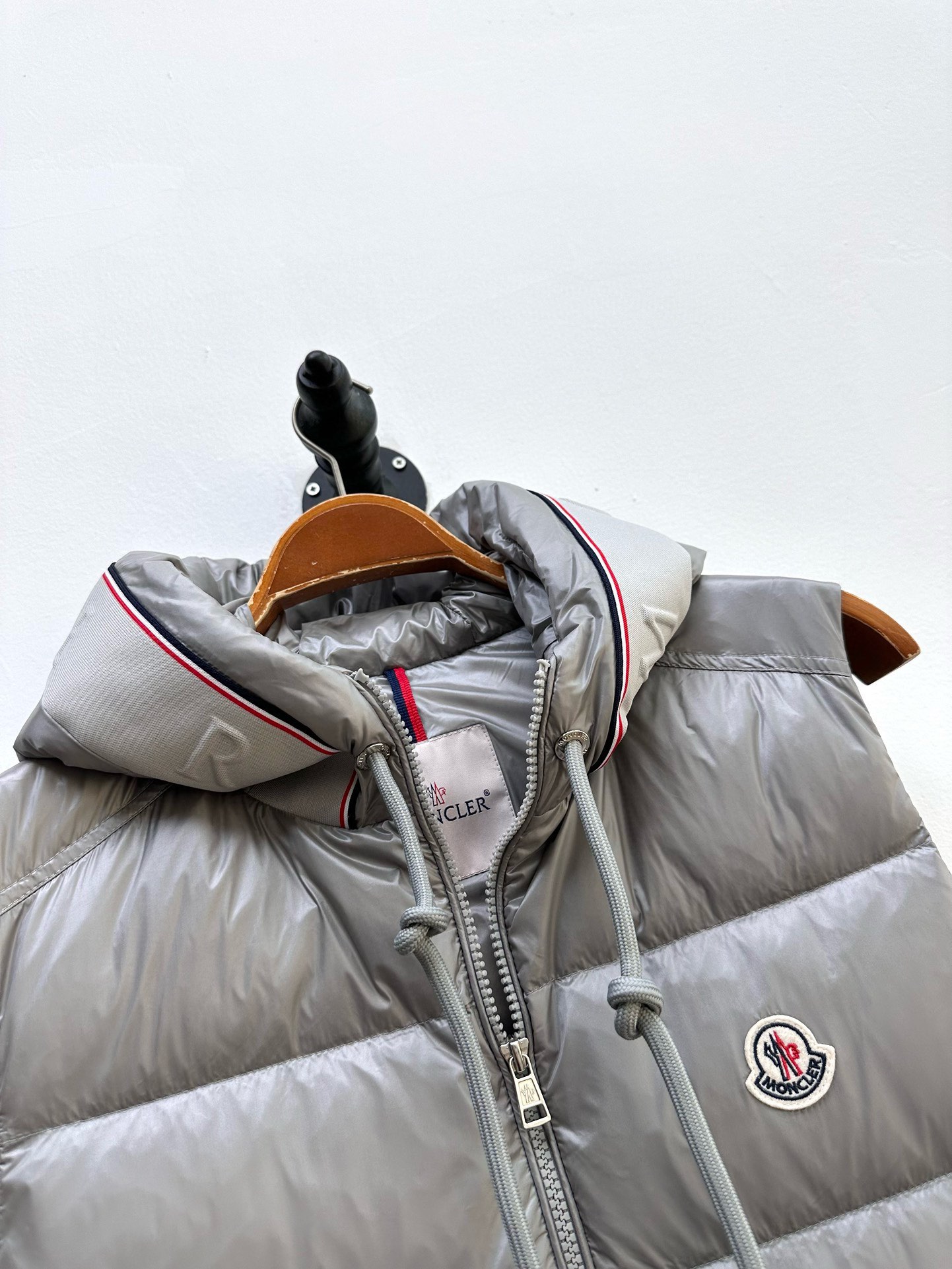 ¡Imagen [7]-P1040 Moncler Moncler 2024 Otoño e Invierno Contador Colección Sincronizada Must-have abajo chaleco (puro 90 pato blanco hacia abajo) abajo de la familia Simple y generoso pecho diseño de doble cremallera pedigrí aristocrático! ¡Artesanía para crear el hardware original Selección de tejido de poliéster importado sensación brillante fuerte capa interna llena de 90% pato blanco hacia abajo + 10% plumas en el cuerpo más ligero y cálido calor de la moda compatible! ¡Los detalles del material son muy cuidadosos para mostrar la última dedicación del diseñador a la producción de más como una obra de arte, la versión general de la gama alta impresionante que en! Tamaño: M-XXXL (175 140 libras L adecuado para el desgaste máximo 190 libras)-bolsas de alta moda