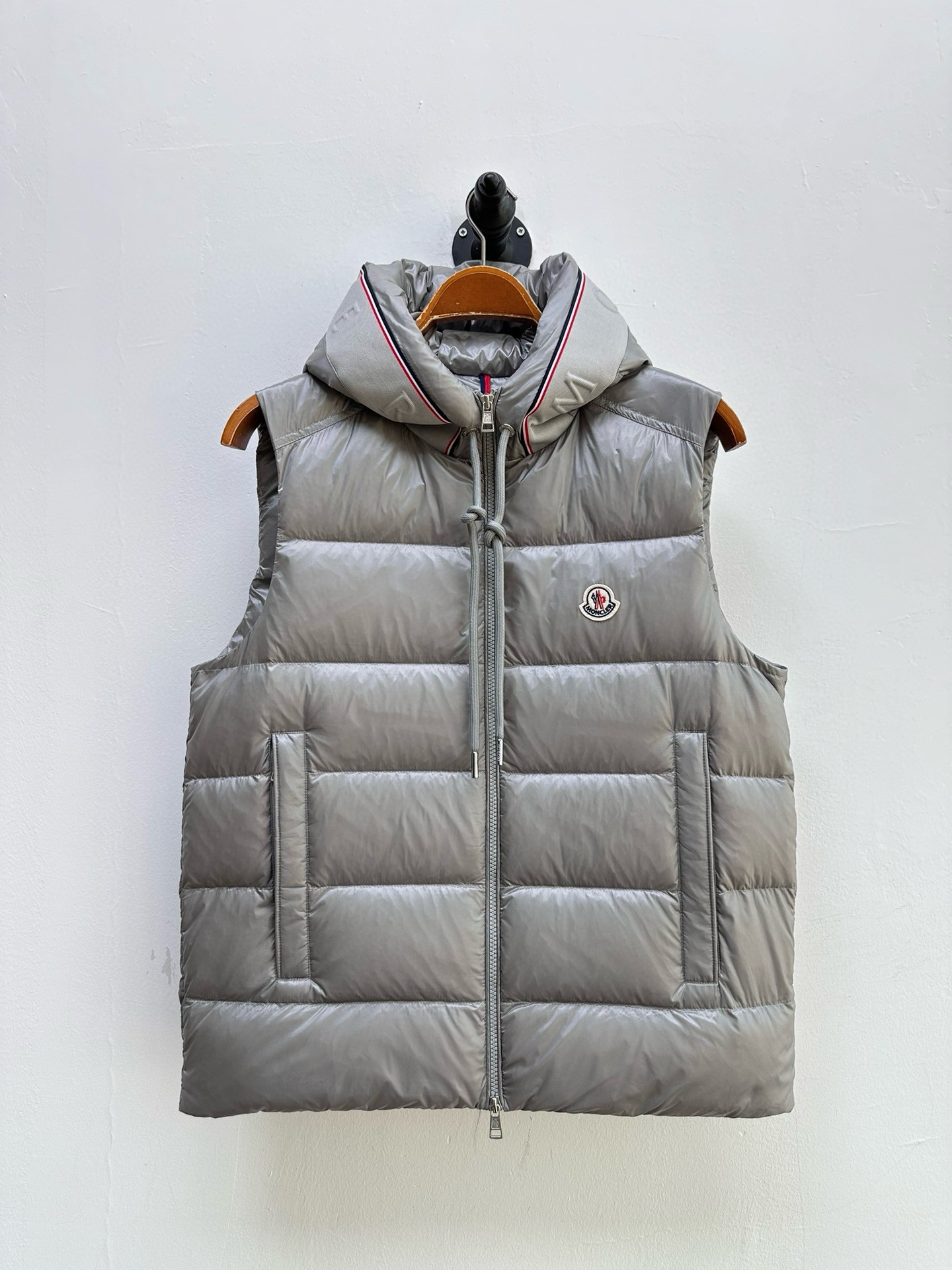 ¡P1040 Moncler Moncler 2024 Otoño e Invierno Contador Colección Sincronizada Debe recibir abajo chaleco (Pure 90 blanco pato abajo) Abajo de la familia Simple y generoso pecho diseño de doble cremallera pedigrí aristocrático! ¡Artesanía para crear el hardware original Selección de tejido de poliéster importado sensación brillante fuerte capa interna llena de 90% blanco pato abajo + 10% plumas en el cuerpo más ligero y cálido calor de la moda compatible! ¡Los detalles del material son muy cuidadosos para mostrar la última dedicación del diseñador a la producción de más como una obra de arte, la versión general de la gama alta impresionante que en! Tamaño: M-XXXL (175 140 kg L adecuado para el desgaste máximo 190 kg)