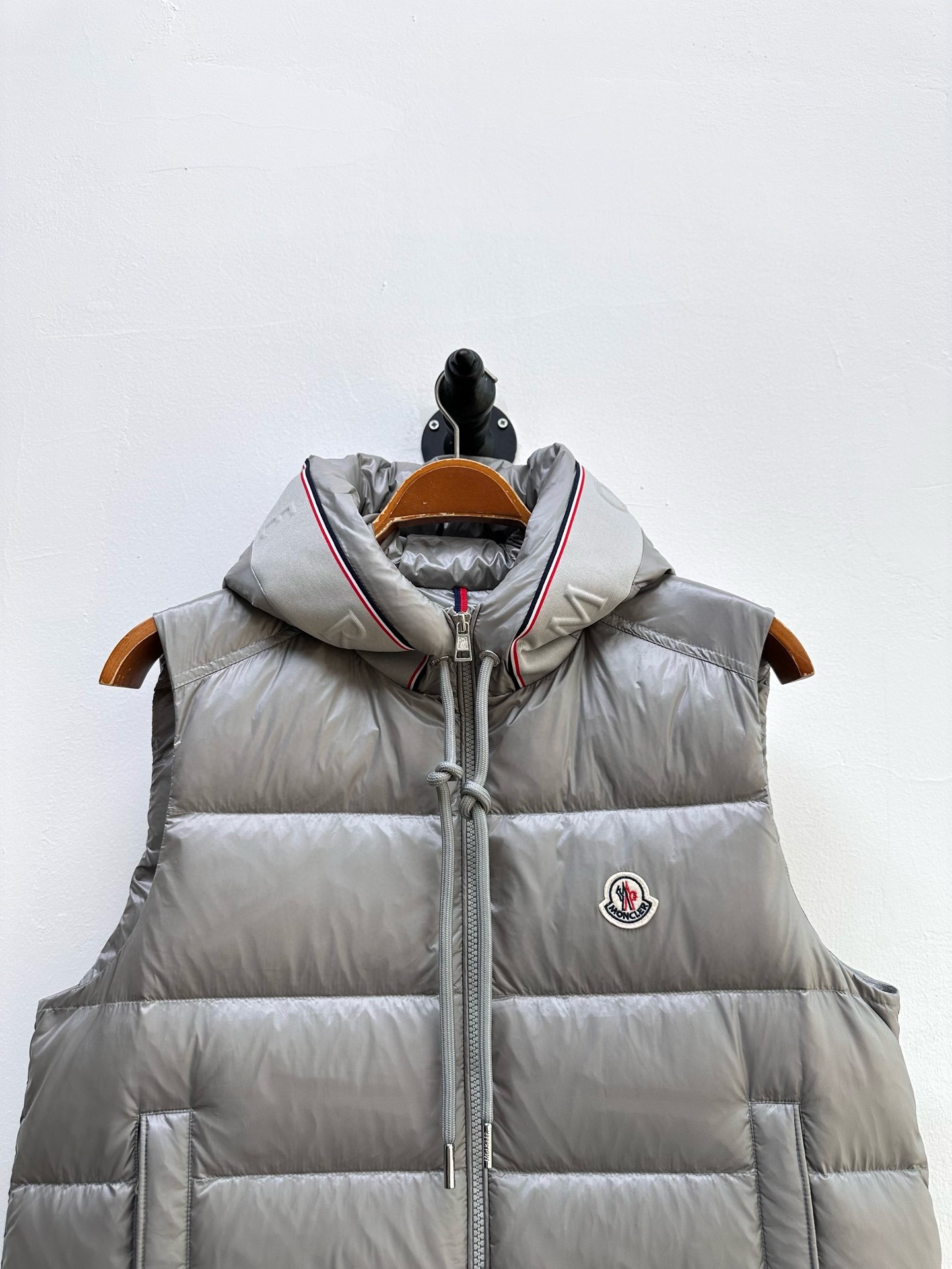 ¡Imagen [3]-P1040 Moncler Moncler 2024 Otoño e Invierno Colección Sincronizada Must-have abajo chaleco (puro 90 pato blanco hacia abajo) abajo de la familia Simple y generoso Pecho diseño de doble cremallera Pedigrí aristocrático! ¡Artesanía para crear el hardware original Selección de tejido de poliéster importado sensación brillante fuerte capa interna llena de 90% blanco pato abajo + 10% plumas en el cuerpo más ligero y cálido calor de la moda compatible! ¡Los detalles del material son muy cuidadosos para mostrar la última dedicación del diseñador a la producción de más como una obra de arte, la versión general de la gama alta impresionante que en! Tamaño: M-XXXL (175 140 libras L adecuado para el desgaste máximo 190 libras)-bolsas de alta moda