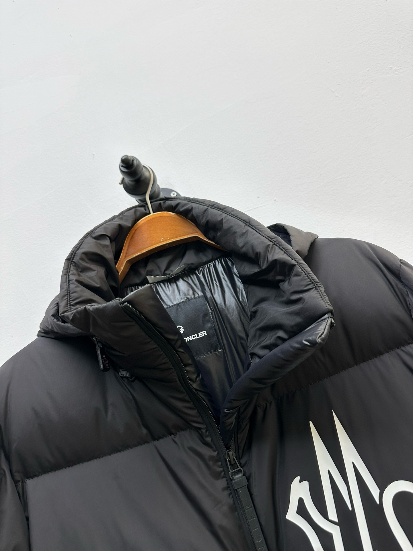 ¡P1100 Moncler Moncler de gama alta recomendada ganado 2024 Otoño / Invierno de los hombres pura 90 chaqueta de plumas! ¡Noble linaje, lleno de sensación esponjosa, arma fría, de gama alta de primer nivel prêt-à-porter de la ropa, toda la prenda está diseñada utilizando la mano-pesada artesanía, la parte interior del esqueleto como un apoyo están cubiertos con tiras de mano en relieve de revestimiento impermeable en forma de silueta impermeable al aire libre como el tono de la integración de los elementos de diseño de la moda no es funcional orientada a la calle de alta modelos prácticos llenos de selección importados de alto grado de 90 pato blanco hacia abajo + 10 plumas, de alto peso, de espesor, el calor rápido y el calor politérmico, el efecto de reunir muy bueno! Zegna artesanía tradicional pieza Símbolo y da la nueva temporada de la vitalidad de la moda y el valor estético de la moda también Zhuangyixia estilo de los hombres de élite urbana preferida Tamaño: M-3XL178 140 libras desgaste L Slim máximo usable 190 libras