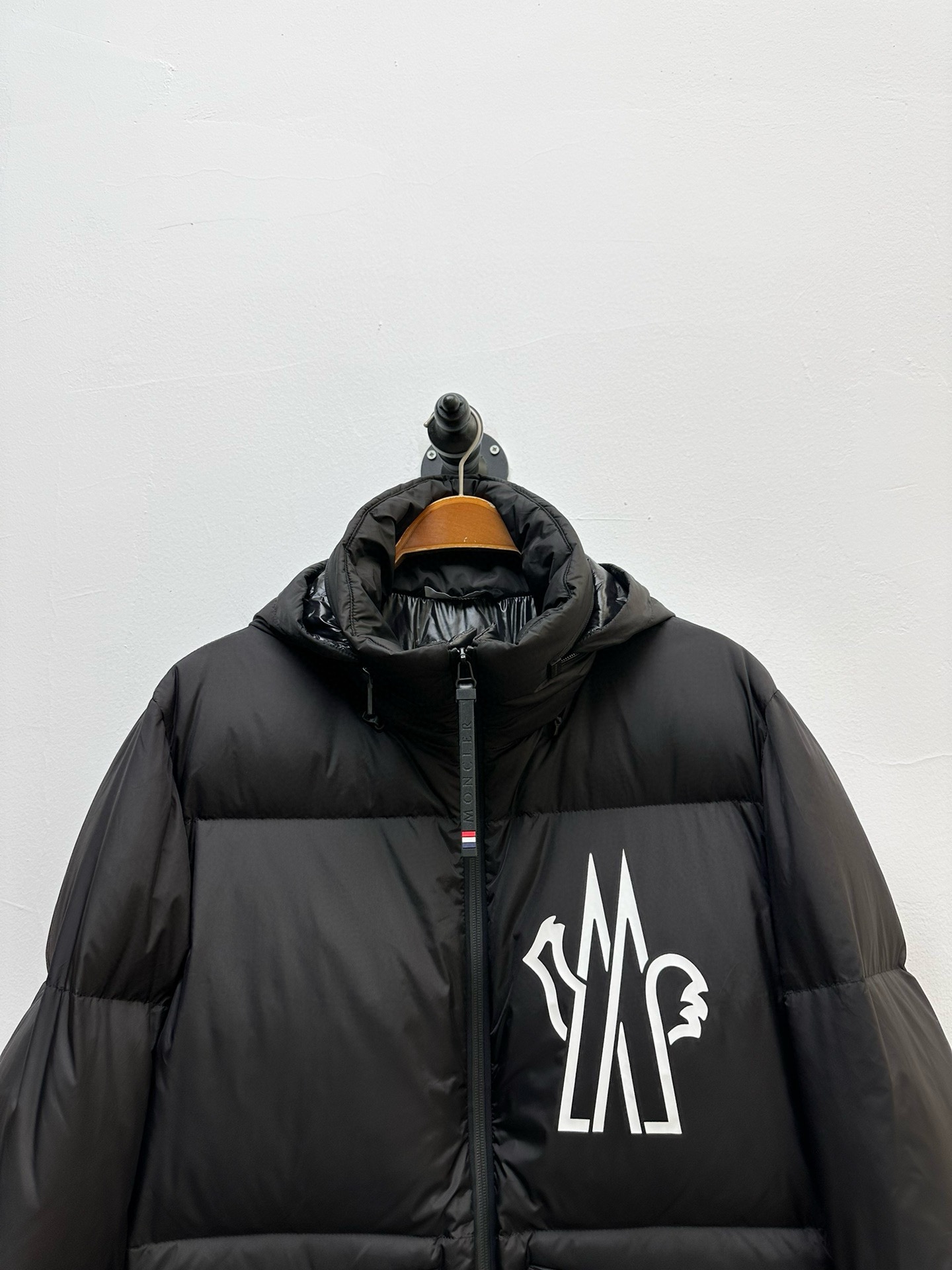 Image [3]-P1340 Moncler Moncler Cattle 2024 Autumn/Winter Men's Pure 90 Down Jacket ! Noble lignée, sensation duveteuse, arme froide, prêt-à-porter haut de gamme, l'ensemble du vêtement utilisant la conception artisanale lourde à la main, la partie intérieure du squelette comme support sont partout les bandes adhésives de pressage à la main de revêtement imperméable en forme de sac de frappe en plein air comme le ton des éléments de conception de la mode n'est pas à des modèles de vêtements de haute rue axés sur la fonctionnalité remplis de sélection importée de haute qualité de 90 duvet de canard blanc + 10 plumes, poids élevé en grammes, épais, chaleur rapide et polythermique est très bon pour rassembler l'artisanat traditionnel de Zegna, les symboles de la pièce et de donner la nouvelle saison de la mode et de l'énergie et de la mode. Zegna artisanat traditionnel Symbole pièce et donne la nouvelle saison de la vitalité de la mode et de la valeur esthétique de la mode aussi Zhuang et harmonieux style élite urbaine hommes préférés Taille : M-3XL178 140 livres porter L Slim maximum peut porter 190 livres-High réplique sacs