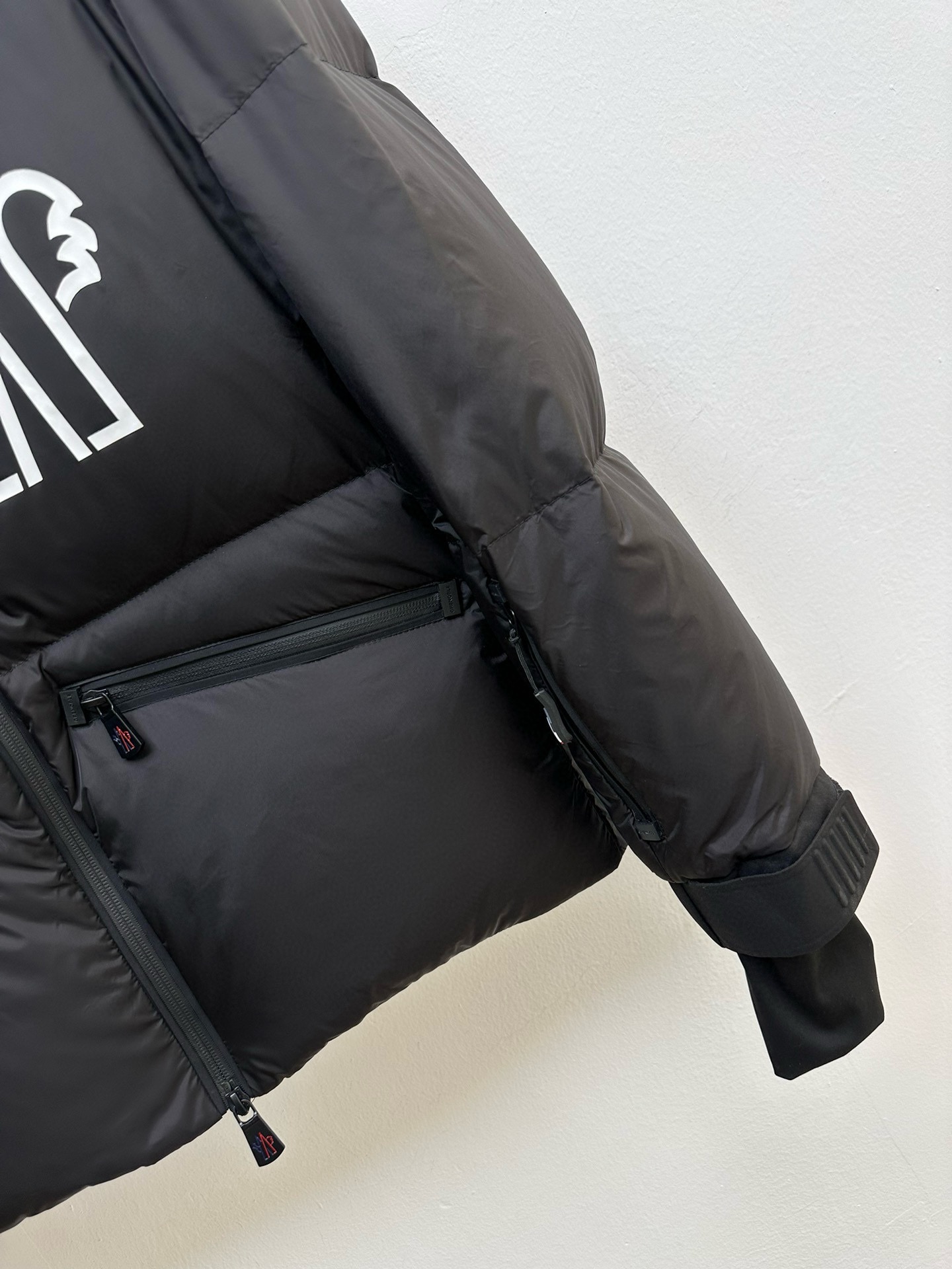 ¡P1100 Moncler Moncler de gama alta recomendada ganado 2024 Otoño / Invierno de los hombres pura 90 chaqueta de plumas! ¡Noble linaje, lleno de sensación esponjosa, arma fría, de gama alta de primer nivel prêt-à-porter de la ropa, toda la prenda está diseñada utilizando la mano-pesada artesanía, la parte interior del esqueleto como un apoyo están cubiertos con tiras de mano en relieve de revestimiento impermeable en forma de silueta impermeable al aire libre como el tono de la integración de los elementos de diseño de la moda no es funcional orientada a la calle de alta modelos prácticos llenos de selección importados de alto grado de 90 pato blanco hacia abajo + 10 plumas, de alto peso, de espesor, el calor rápido y el calor politérmico, el efecto de reunir muy bueno! Zegna artesanía tradicional pieza Símbolo y da la nueva temporada de la vitalidad de la moda y el valor estético de la moda también Zhuangyixia estilo de los hombres de élite urbana preferida Tamaño: M-3XL178 140 libras desgaste L Slim máximo usable 190 libras