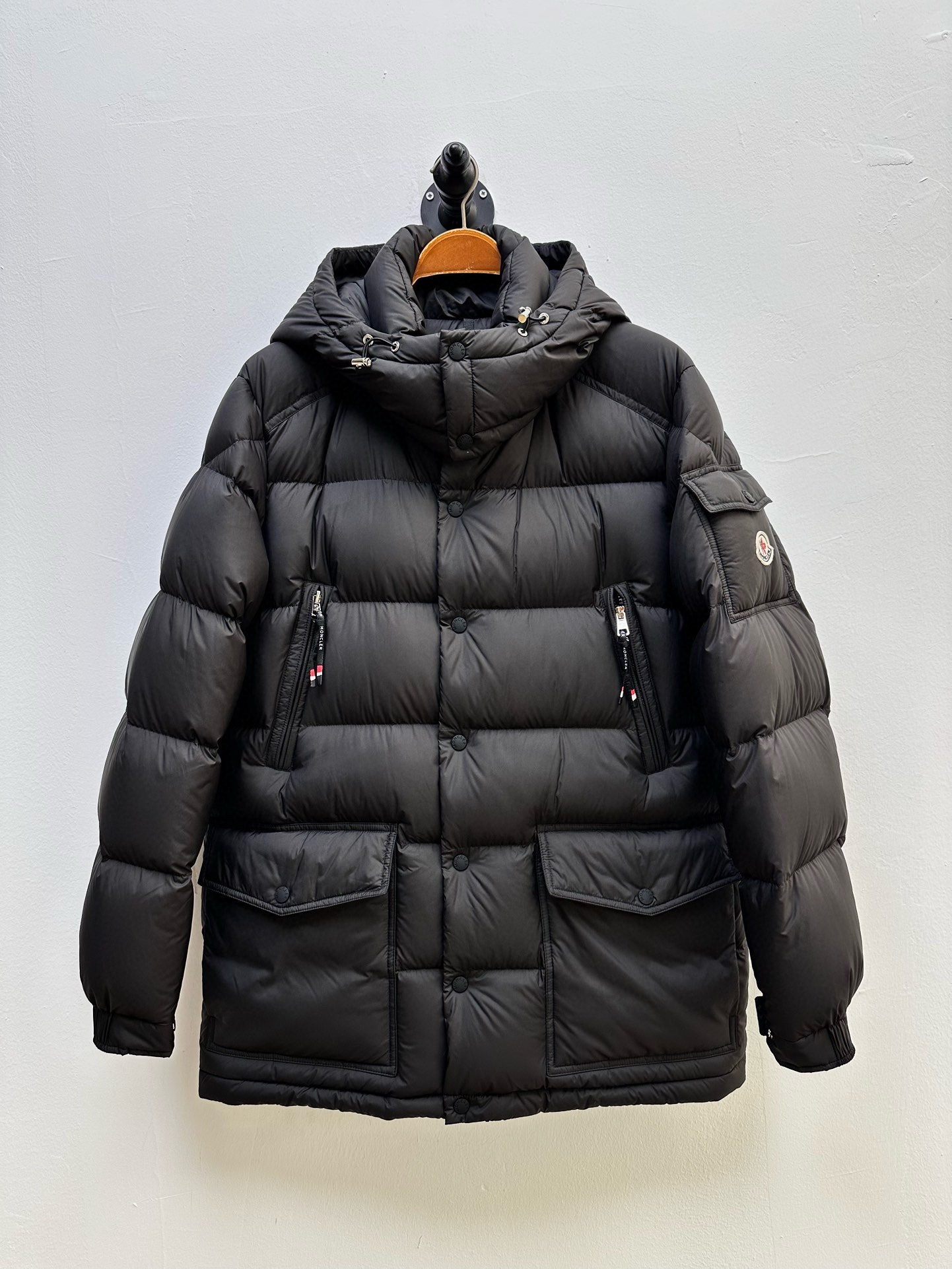 ¡P1100 Moncler Moncler de gama alta recomendada ganado 2024 Otoño / Invierno de los hombres pura 90 chaqueta de plumas! ¡Noble linaje, lleno de sensación esponjosa, arma fría, de gama alta de primer nivel prêt-à-porter de la ropa, toda la prenda está diseñada utilizando la mano-pesada artesanía, la parte interior del esqueleto como un apoyo están cubiertos con tiras de mano en relieve de revestimiento impermeable en forma de silueta impermeable al aire libre como el tono de la integración de los elementos de diseño de la moda no es funcional orientada a la calle de alta modelos prácticos llenos de selección importados de alto grado de 90 pato blanco hacia abajo + 10 plumas, de alto peso, de espesor, el calor rápido y el calor politérmico, el efecto de reunir muy bueno! Zegna artesanía tradicional pieza Símbolo y da la nueva temporada de la vitalidad de la moda y el valor estético de la moda también Zhuangyixia estilo de los hombres de élite urbana preferida Tamaño: M-3XL178 140 libras desgaste L Slim máximo usable 190 libras