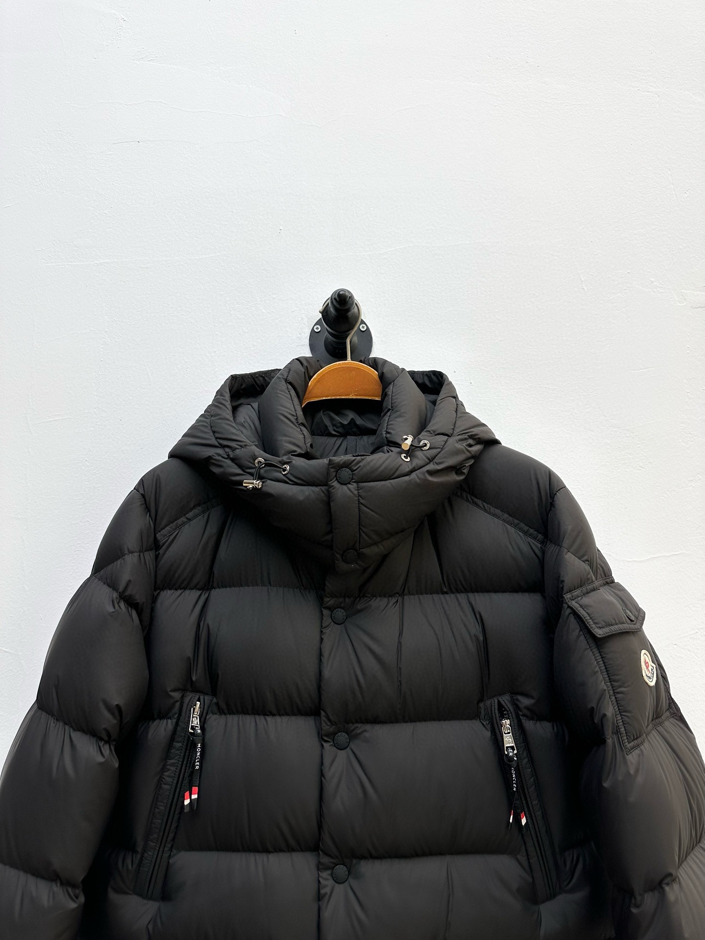 ¡P1100 Moncler Moncler de gama alta recomendada ganado 2024 Otoño / Invierno de los hombres pura 90 chaqueta de plumas! ¡Noble linaje, lleno de sensación esponjosa, arma fría, de gama alta de primer nivel prêt-à-porter de la ropa, toda la prenda está diseñada utilizando la mano-pesada artesanía, la parte interior del esqueleto como un apoyo están cubiertos con tiras de mano en relieve de revestimiento impermeable en forma de silueta impermeable al aire libre como el tono de la integración de los elementos de diseño de la moda no es funcional orientada a la calle de alta modelos prácticos llenos de selección importados de alto grado de 90 pato blanco hacia abajo + 10 plumas, de alto peso, de espesor, el calor rápido y el calor politérmico, el efecto de reunir muy bueno! Zegna artesanía tradicional pieza Símbolo y da la nueva temporada de la vitalidad de la moda y el valor estético de la moda también Zhuangyixia estilo de los hombres de élite urbana preferida Tamaño: M-3XL178 140 libras desgaste L Slim máximo usable 190 libras