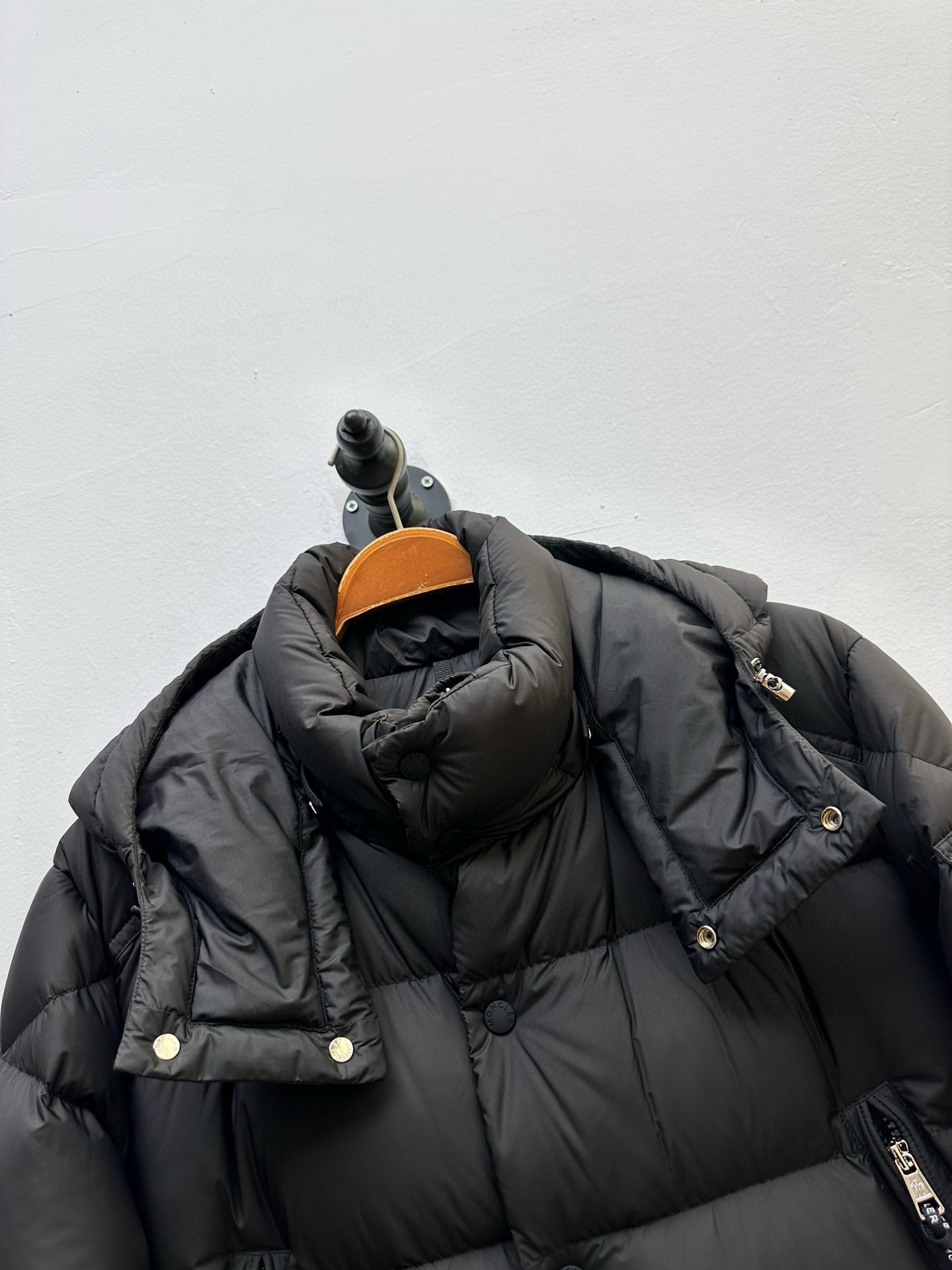 P1340 Moncler Cowhide outono/inverno 2024 Casaco de penas 90 puro para homem! Linhagem nobre, sensação de fofura, tempo frio, vestuário de topo de gama pronto a vestir, toda a peça de vestuário com design artesanal pesado à mão, a parte interior do esqueleto como suporte é coberta com tiras adesivas de pressão manual de revestimento impermeável em forma de saco de boxe ao ar livre como o tom dos elementos de design da moda não é dominado pela funcionalidade dos modelos práticos de alta qualidade preenchidos com uma seleção importada de alta qualidade de 90 penas de pato branco + 10 penas, peso elevado, espessura, calor rápido e efeito de calor politérmico é excelente para reunir o artesanato tradicional da Zegna. O artesanato tradicional da Zegna peça Símbolo e dá a nova temporada de vitalidade da moda e valor estético da moda também Zhuang e estilo harmonioso homens de elite urbana preferido Tamanho: M-3XL178 140 libras desgaste L Slim máximo wearable 190 libras