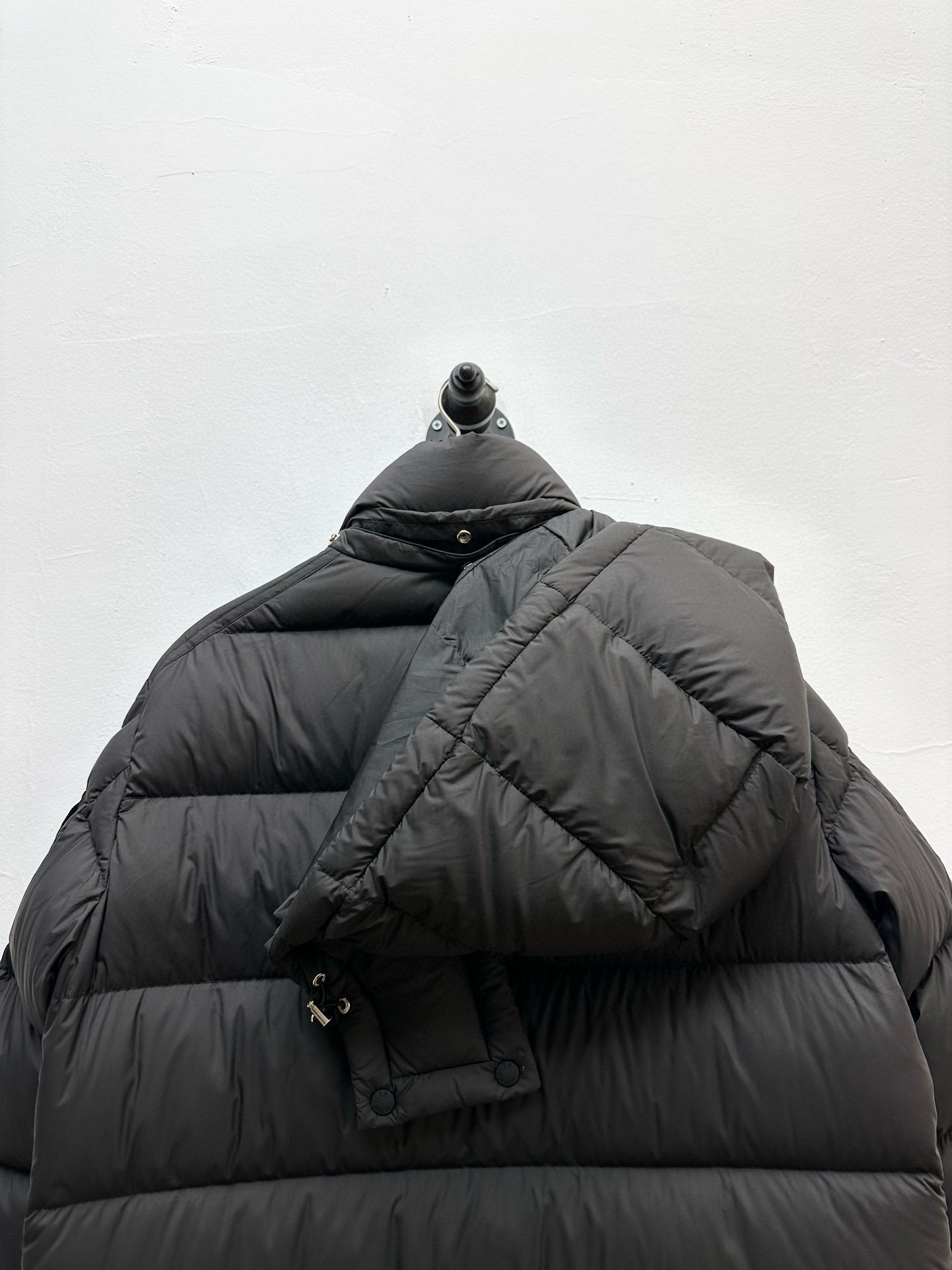 ¡P1100 Moncler Moncler de gama alta recomendada ganado 2024 Otoño / Invierno de los hombres pura 90 chaqueta de plumas! ¡Noble linaje, lleno de sensación esponjosa, arma fría, de gama alta de primer nivel prêt-à-porter de la ropa, toda la prenda está diseñada utilizando la mano-pesada artesanía, la parte interior del esqueleto como un apoyo están cubiertos con tiras de mano en relieve de revestimiento impermeable en forma de silueta impermeable al aire libre como el tono de la integración de los elementos de diseño de la moda no es funcional orientada a la calle de alta modelos prácticos llenos de selección importados de alto grado de 90 pato blanco hacia abajo + 10 plumas, de alto peso, de espesor, el calor rápido y el calor politérmico, el efecto de reunir muy bueno! Zegna artesanía tradicional pieza Símbolo y da la nueva temporada de la vitalidad de la moda y el valor estético de la moda también Zhuangyixia estilo de los hombres de élite urbana preferida Tamaño: M-3XL178 140 libras desgaste L Slim máximo usable 190 libras