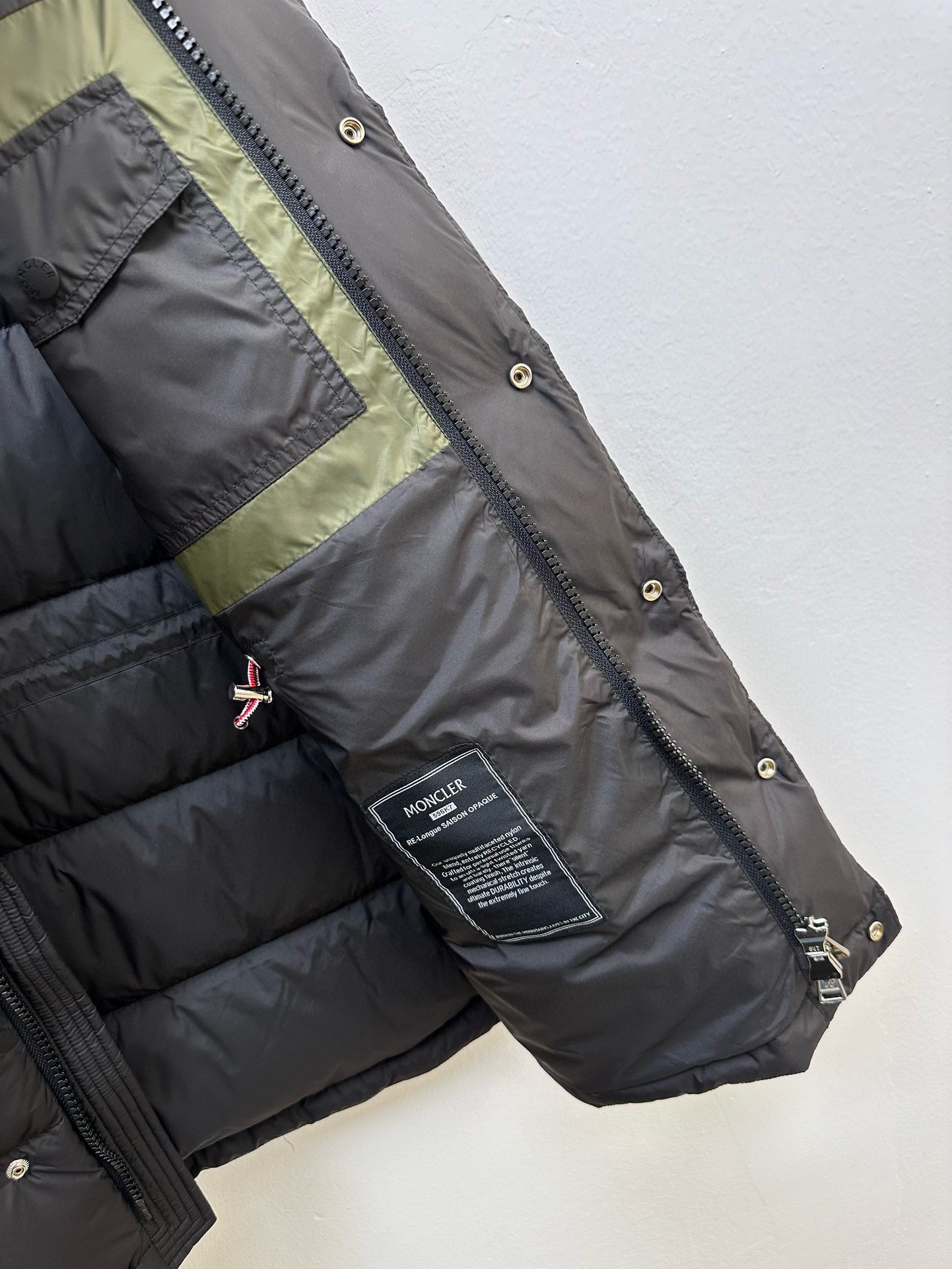 P1340 Moncler Cowhide outono/inverno 2024 Casaco de penas 90 puro para homem! Linhagem nobre, sensação de fofura, tempo frio, vestuário de topo de gama pronto a vestir, toda a peça de vestuário com design artesanal pesado à mão, a parte interior do esqueleto como suporte é coberta com tiras adesivas de pressão manual de revestimento impermeável em forma de saco de boxe ao ar livre como o tom dos elementos de design da moda não é dominado pela funcionalidade dos modelos práticos de alta qualidade preenchidos com uma seleção importada de alta qualidade de 90 penas de pato branco + 10 penas, peso elevado, espessura, calor rápido e efeito de calor politérmico é excelente para reunir o artesanato tradicional da Zegna. O artesanato tradicional da Zegna peça Símbolo e dá a nova temporada de vitalidade da moda e valor estético da moda também Zhuang e estilo harmonioso homens de elite urbana preferido Tamanho: M-3XL178 140 libras desgaste L Slim máximo wearable 190 libras