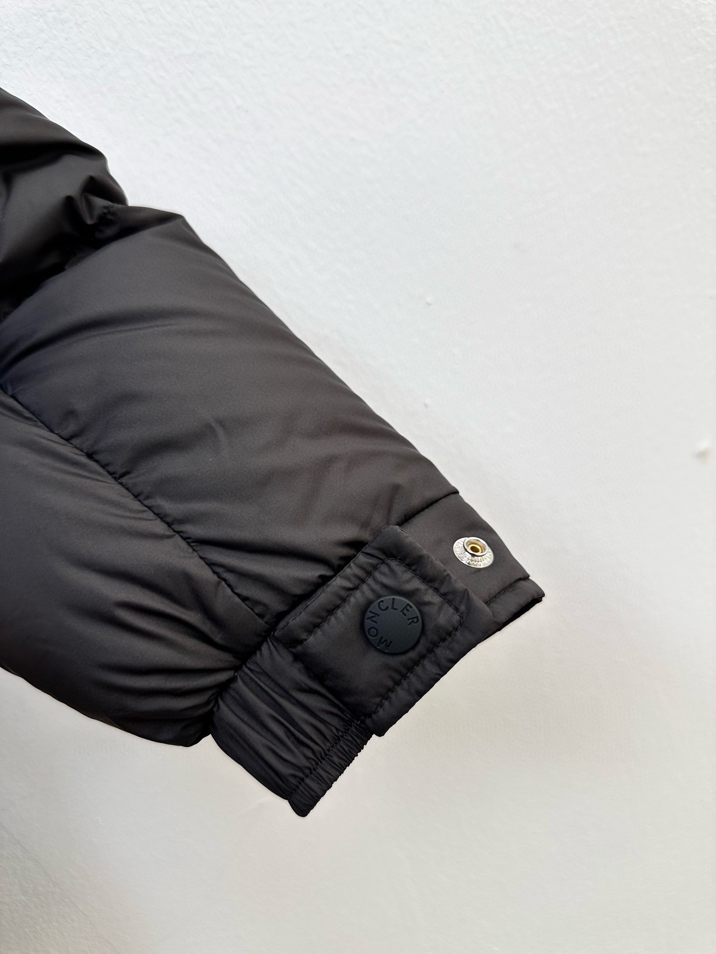 ¡P1100 Moncler Moncler de gama alta recomendada ganado 2024 Otoño / Invierno de los hombres pura 90 chaqueta de plumas! ¡Noble linaje, lleno de sensación esponjosa, arma fría, de gama alta de primer nivel prêt-à-porter de la ropa, toda la prenda está diseñada utilizando la mano-pesada artesanía, la parte interior del esqueleto como un apoyo están cubiertos con tiras de mano en relieve de revestimiento impermeable en forma de silueta impermeable al aire libre como el tono de la integración de los elementos de diseño de la moda no es funcional orientada a la calle de alta modelos prácticos llenos de selección importados de alto grado de 90 pato blanco hacia abajo + 10 plumas, de alto peso, de espesor, el calor rápido y el calor politérmico, el efecto de reunir muy bueno! Zegna artesanía tradicional pieza Símbolo y da la nueva temporada de la vitalidad de la moda y el valor estético de la moda también Zhuangyixia estilo de los hombres de élite urbana preferida Tamaño: M-3XL178 140 libras desgaste L Slim máximo usable 190 libras