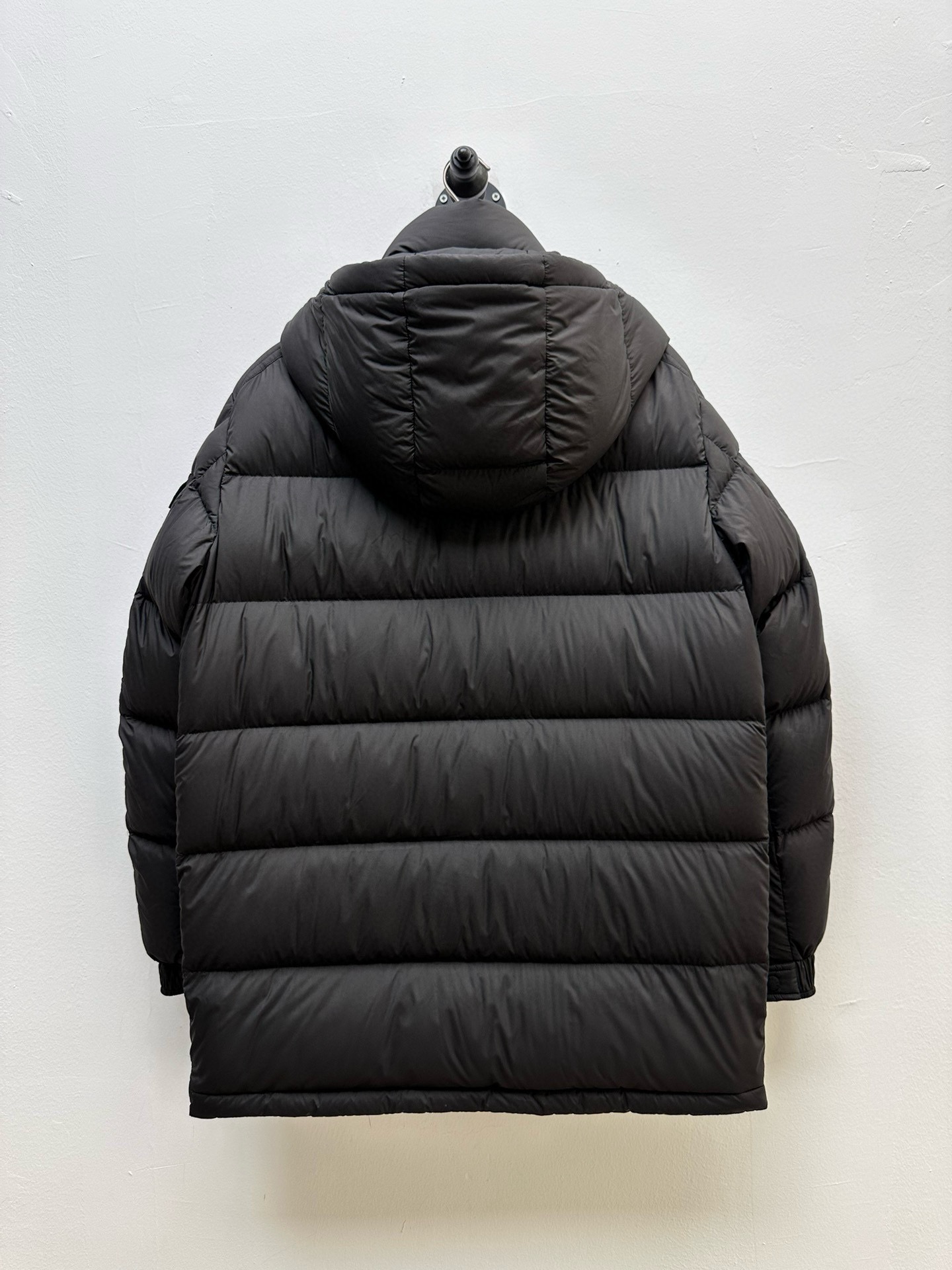 ¡P1100 Moncler Moncler de gama alta recomendada ganado 2024 Otoño / Invierno de los hombres pura 90 chaqueta de plumas! ¡Noble linaje, lleno de sensación esponjosa, arma fría, de gama alta de primer nivel prêt-à-porter de la ropa, toda la prenda está diseñada utilizando la mano-pesada artesanía, la parte interior del esqueleto como un apoyo están cubiertos con tiras de mano en relieve de revestimiento impermeable en forma de silueta impermeable al aire libre como el tono de la integración de los elementos de diseño de la moda no es funcional orientada a la calle de alta modelos prácticos llenos de selección importados de alto grado de 90 pato blanco hacia abajo + 10 plumas, de alto peso, de espesor, el calor rápido y el calor politérmico, el efecto de reunir muy bueno! Zegna artesanía tradicional pieza Símbolo y da la nueva temporada de la vitalidad de la moda y el valor estético de la moda también Zhuangyixia estilo de los hombres de élite urbana preferida Tamaño: M-3XL178 140 libras desgaste L Slim máximo usable 190 libras