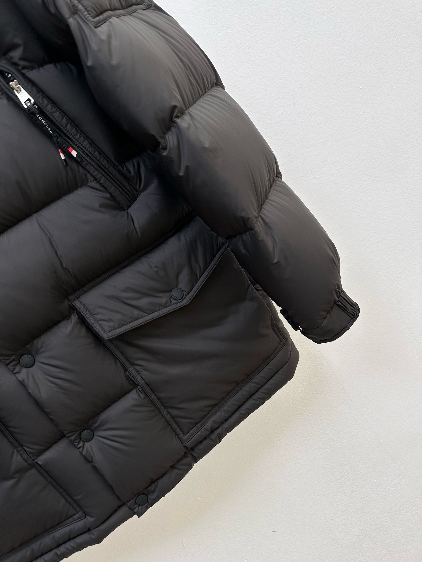 P1340 Moncler Cowhide outono/inverno 2024 Casaco de penas 90 puro para homem! Linhagem nobre, sensação de fofura, tempo frio, vestuário de topo de gama pronto a vestir, toda a peça de vestuário com design artesanal pesado à mão, a parte interior do esqueleto como suporte é coberta com tiras adesivas de pressão manual de revestimento impermeável em forma de saco de boxe ao ar livre como o tom dos elementos de design da moda não é dominado pela funcionalidade dos modelos práticos de alta qualidade preenchidos com uma seleção importada de alta qualidade de 90 penas de pato branco + 10 penas, peso elevado, espessura, calor rápido e efeito de calor politérmico é excelente para reunir o artesanato tradicional da Zegna. O artesanato tradicional da Zegna peça Símbolo e dá a nova temporada de vitalidade da moda e valor estético da moda também Zhuang e estilo harmonioso homens de elite urbana preferido Tamanho: M-3XL178 140 libras desgaste L Slim máximo wearable 190 libras