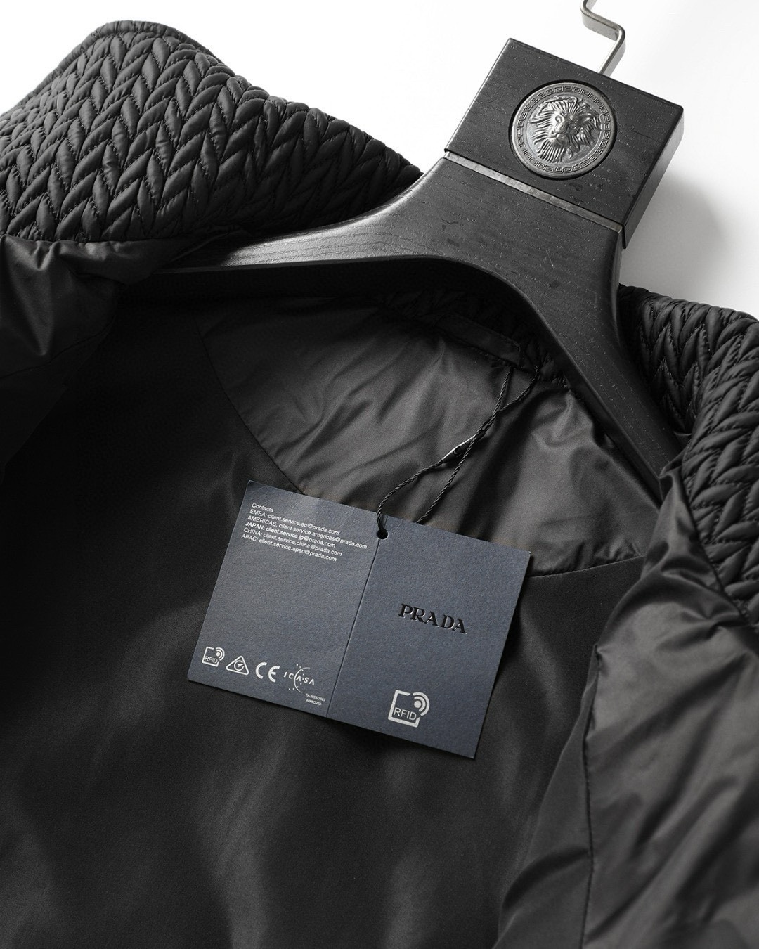 P1420 Moncler Moncler gado recomendado de alta qualidade 2024 outono / inverno Jaqueta masculina Pure 90 Down! Linhagem nobre, cheia de sensação fofa, arma fria, roupas prontas para vestir de alto nível, toda a peça é projetada usando artesanato pesado à mão, a parte interna do esqueleto como suporte é coberta com tiras em relevo à mão de revestimento impermeável na forma de silhueta de capa de chuva ao ar livre como o tom da integração dos elementos de design da moda não é orientado para a funcionalidade modelos práticos de rua cheios de seleção importada de alto grau de 90 penas de pato branco + 10 penas, alto peso, calor espesso, rápido e calor politérmico, o efeito de coleta muito bom! O artesanato tradicional da Zegna, peça-símbolo, confere à nova estação vitalidade e valor estético à moda, bem como ao estilo harmonioso de Zhuang e à elite urbana preferida dos homens Tamanho: M-3XL178 140 libras desgaste L Slim máximo 190 libras