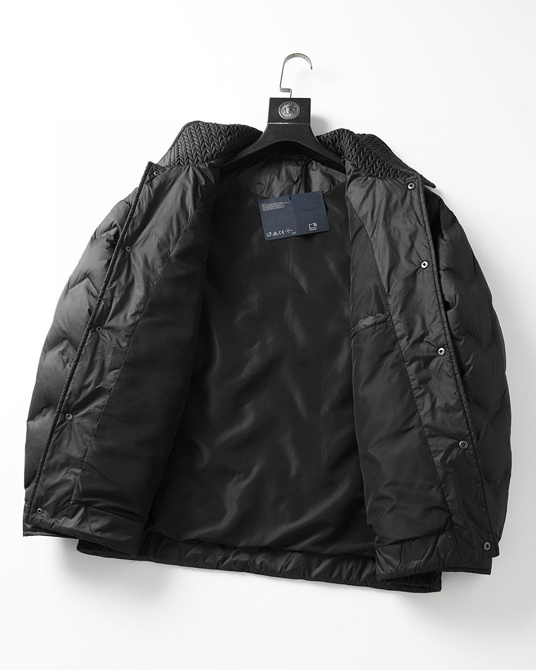 P1420 Moncler Moncler gado recomendado de alta qualidade 2024 outono / inverno Jaqueta masculina Pure 90 Down! Linhagem nobre, cheia de sensação fofa, arma fria, roupas prontas para vestir de alto nível, toda a peça é projetada usando artesanato pesado à mão, a parte interna do esqueleto como suporte é coberta com tiras em relevo à mão de revestimento impermeável na forma de silhueta de capa de chuva ao ar livre como o tom da integração dos elementos de design da moda não é orientado para a funcionalidade modelos práticos de rua cheios de seleção importada de alto grau de 90 penas de pato branco + 10 penas, alto peso, calor espesso, rápido e calor politérmico, o efeito de coleta muito bom! O artesanato tradicional da Zegna, peça-símbolo, confere à nova estação vitalidade e valor estético à moda, bem como ao estilo harmonioso de Zhuang e à elite urbana preferida dos homens Tamanho: M-3XL178 140 libras desgaste L Slim máximo 190 libras