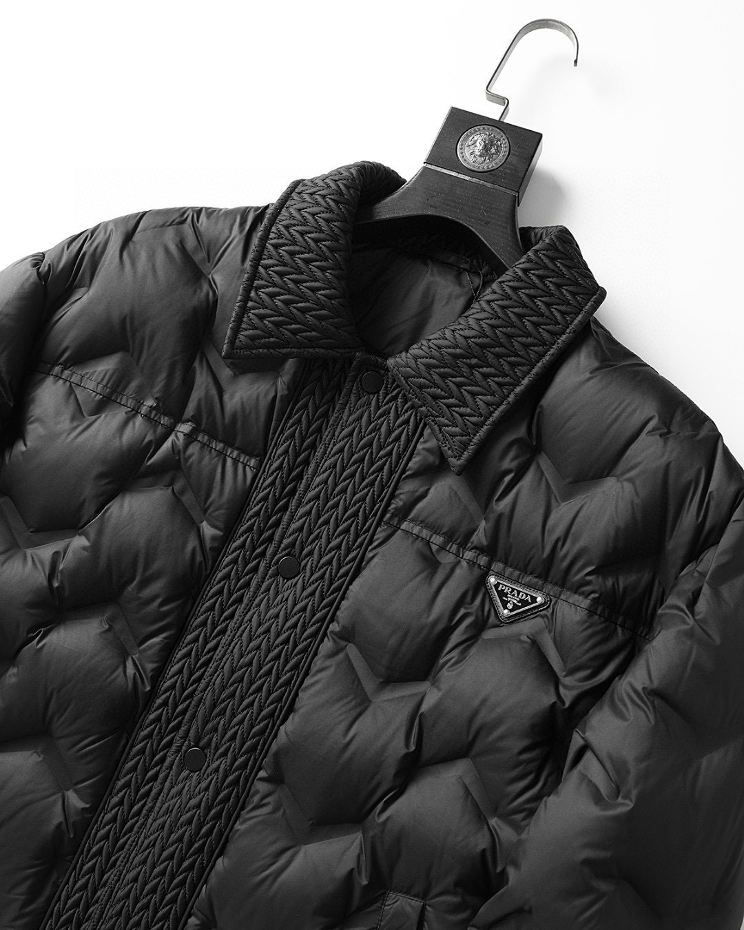 P1420 Moncler Moncler gado recomendado de alta qualidade 2024 outono / inverno Jaqueta masculina Pure 90 Down! Linhagem nobre, cheia de sensação fofa, arma fria, roupas prontas para vestir de alto nível, toda a peça é projetada usando artesanato pesado à mão, a parte interna do esqueleto como suporte é coberta com tiras em relevo à mão de revestimento impermeável na forma de silhueta de capa de chuva ao ar livre como o tom da integração dos elementos de design da moda não é orientado para a funcionalidade modelos práticos de rua cheios de seleção importada de alto grau de 90 penas de pato branco + 10 penas, alto peso, calor espesso, rápido e calor politérmico, o efeito de coleta muito bom! O artesanato tradicional da Zegna, peça-símbolo, confere à nova estação vitalidade e valor estético à moda, bem como ao estilo harmonioso de Zhuang e à elite urbana preferida dos homens Tamanho: M-3XL178 140 libras desgaste L Slim máximo 190 libras