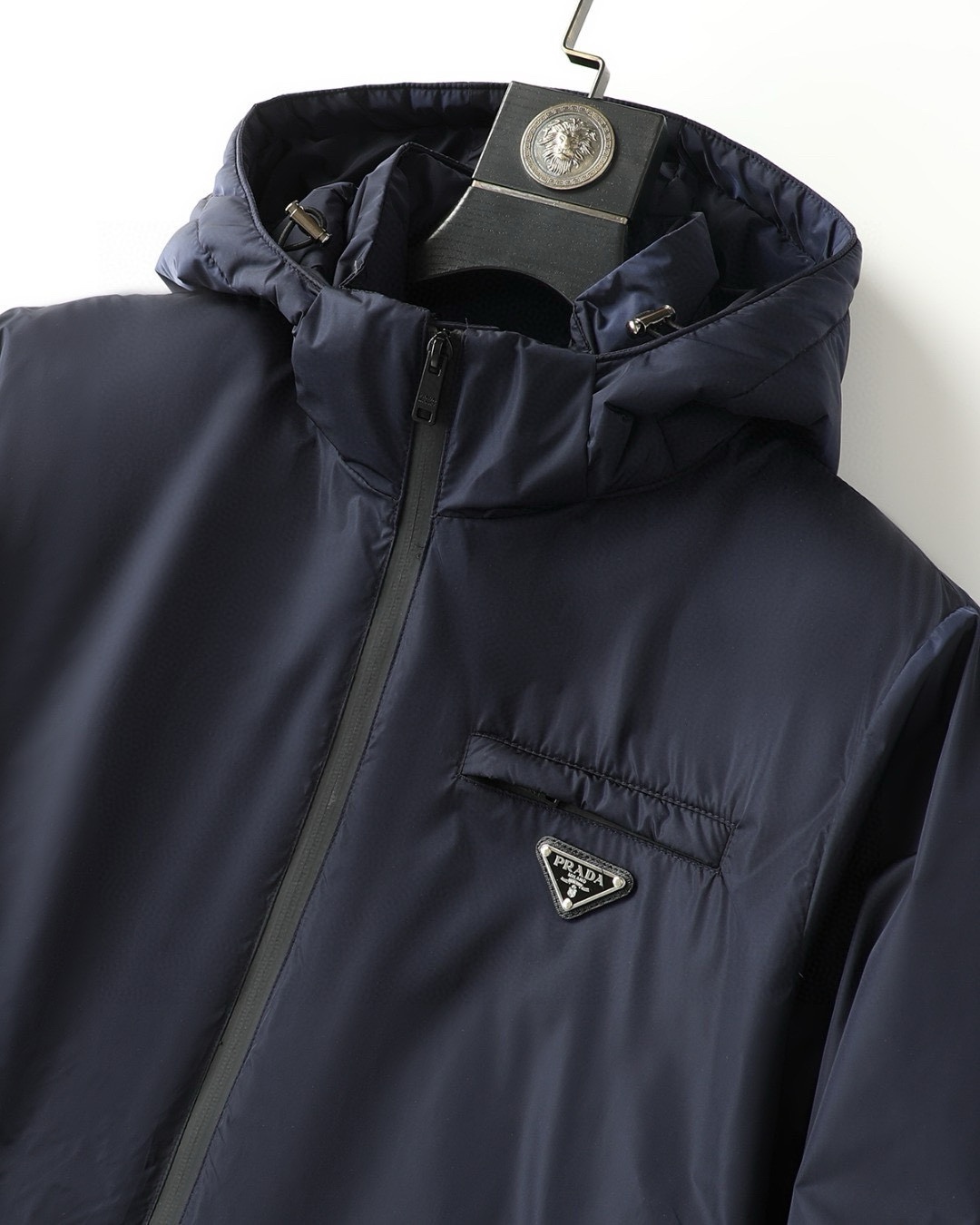 ¡P1360 Prada Prada de gama alta recomendada ganado 2024 Otoño / Invierno de los hombres pura 90 Chaqueta de plumas! ¡Noble linaje, lleno de esponjosidad, el clima frío, de gama alta de primer nivel prêt-à-porter de la ropa, toda la prenda está diseñada utilizando la mano-pesada artesanía, la parte interior del esqueleto como un apoyo están cubiertos con tiras en relieve a mano de revestimiento impermeable en forma de silueta impermeable al aire libre como el tono de la integración de los elementos de diseño de la moda no está orientada a la funcionalidad de alta calle modelos prácticos llenos de importación de alto grado de selección de 90 pato blanco hacia abajo + 10 plumas, de alto peso, de espesor, el calor rápido y el calor politérmico, el efecto de reunir el mejor! Zegna artesanía tradicional pieza Símbolo y da la nueva temporada de la vitalidad de la moda y el valor estético de la moda también Zhuangyixia estilo de los hombres de élite urbana preferida Tamaño: M-3XL178 140 libras desgaste L Slim máximo usable 190 libras