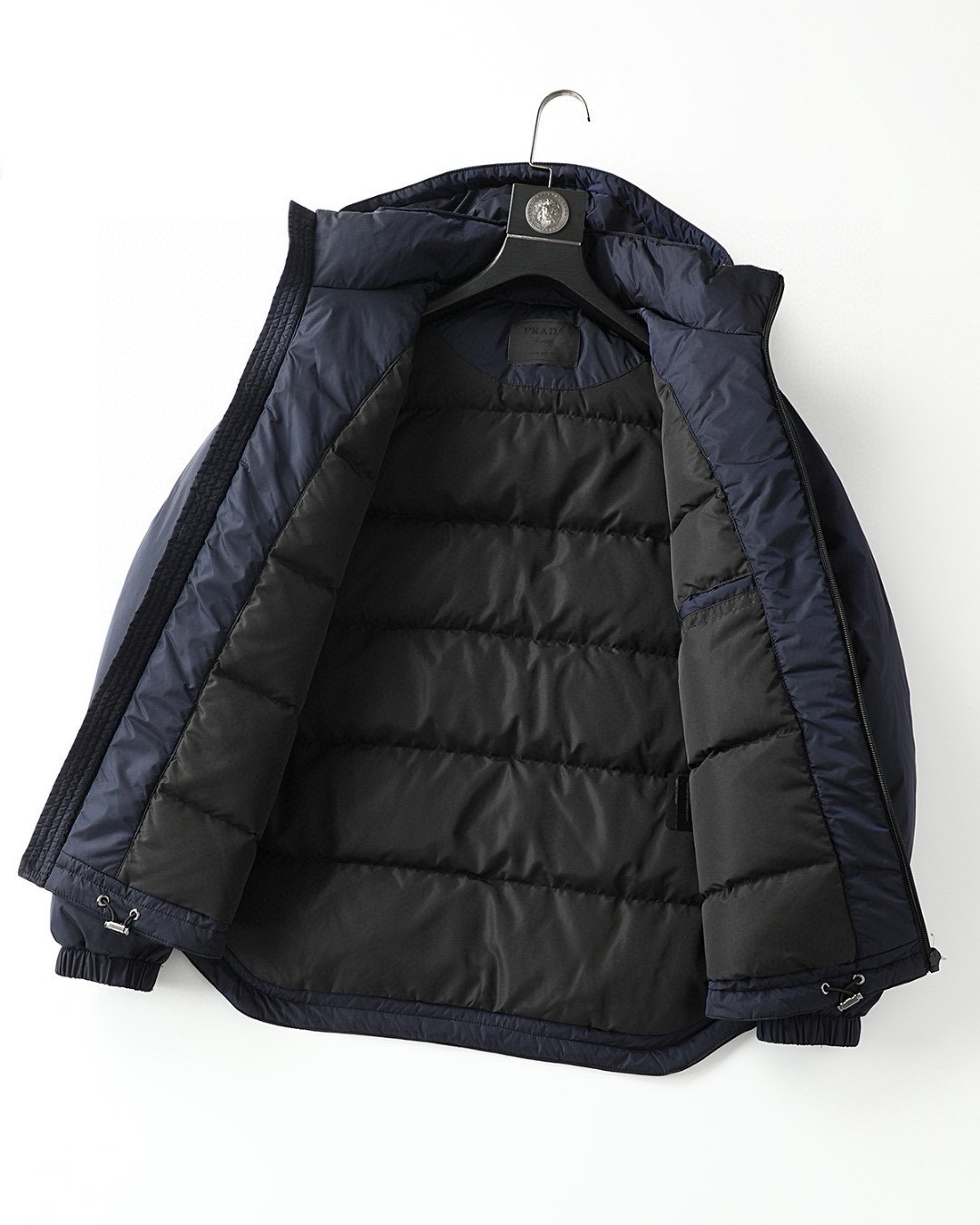 P1420 Moncler Moncler gado recomendado de alta qualidade 2024 outono / inverno Jaqueta masculina Pure 90 Down! Linhagem nobre, cheia de sensação fofa, arma fria, roupas prontas para vestir de alto nível, toda a peça é projetada usando artesanato pesado à mão, a parte interna do esqueleto como suporte é coberta com tiras em relevo à mão de revestimento impermeável na forma de silhueta de capa de chuva ao ar livre como o tom da integração dos elementos de design da moda não é orientado para a funcionalidade modelos práticos de rua cheios de seleção importada de alto grau de 90 penas de pato branco + 10 penas, alto peso, calor espesso, rápido e calor politérmico, o efeito de coleta muito bom! O artesanato tradicional da Zegna, peça-símbolo, confere à nova estação vitalidade e valor estético à moda, bem como ao estilo harmonioso de Zhuang e à elite urbana preferida dos homens Tamanho: M-3XL178 140 libras desgaste L Slim máximo 190 libras