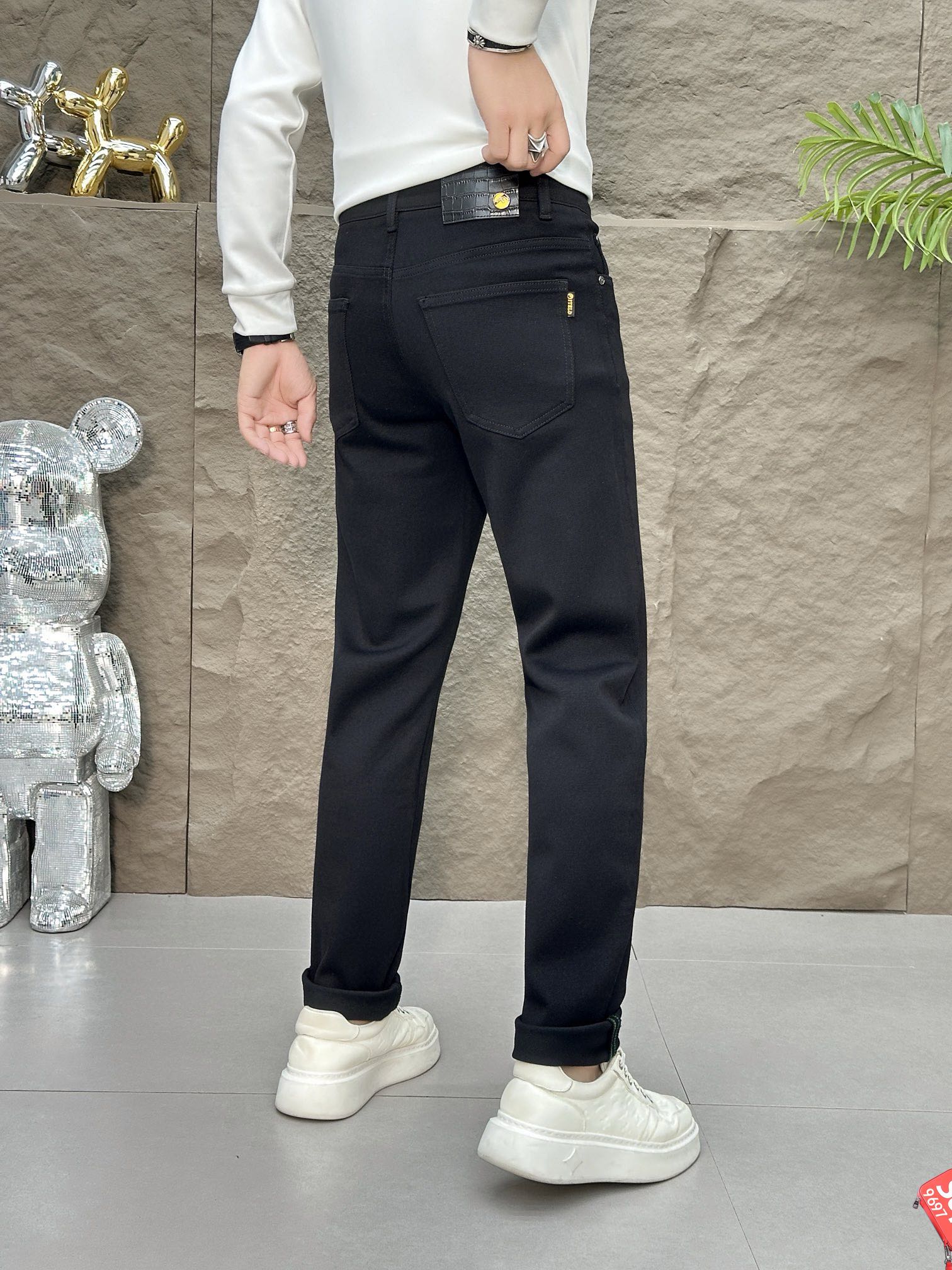 P480 FENDI Fendi Extreme Black Cow Automne/Hiver 2024 Dernière série Counter Custom haut de gamme Slim small leg jeans Derniers modèles de défilés de la fashion week Décoration matérielle parfaite Fashion essentials Modèles simples et polyvalents Couture brodée à la main pure Couleur originale Processus de lavage à la levure Tissus denim sélectionnés de poids élevé (pur coton) Coupe tridimensionnelle Détails parfaits Sommet des meilleurs produits ! (Légèrement élastiqué) Taille : 28-38