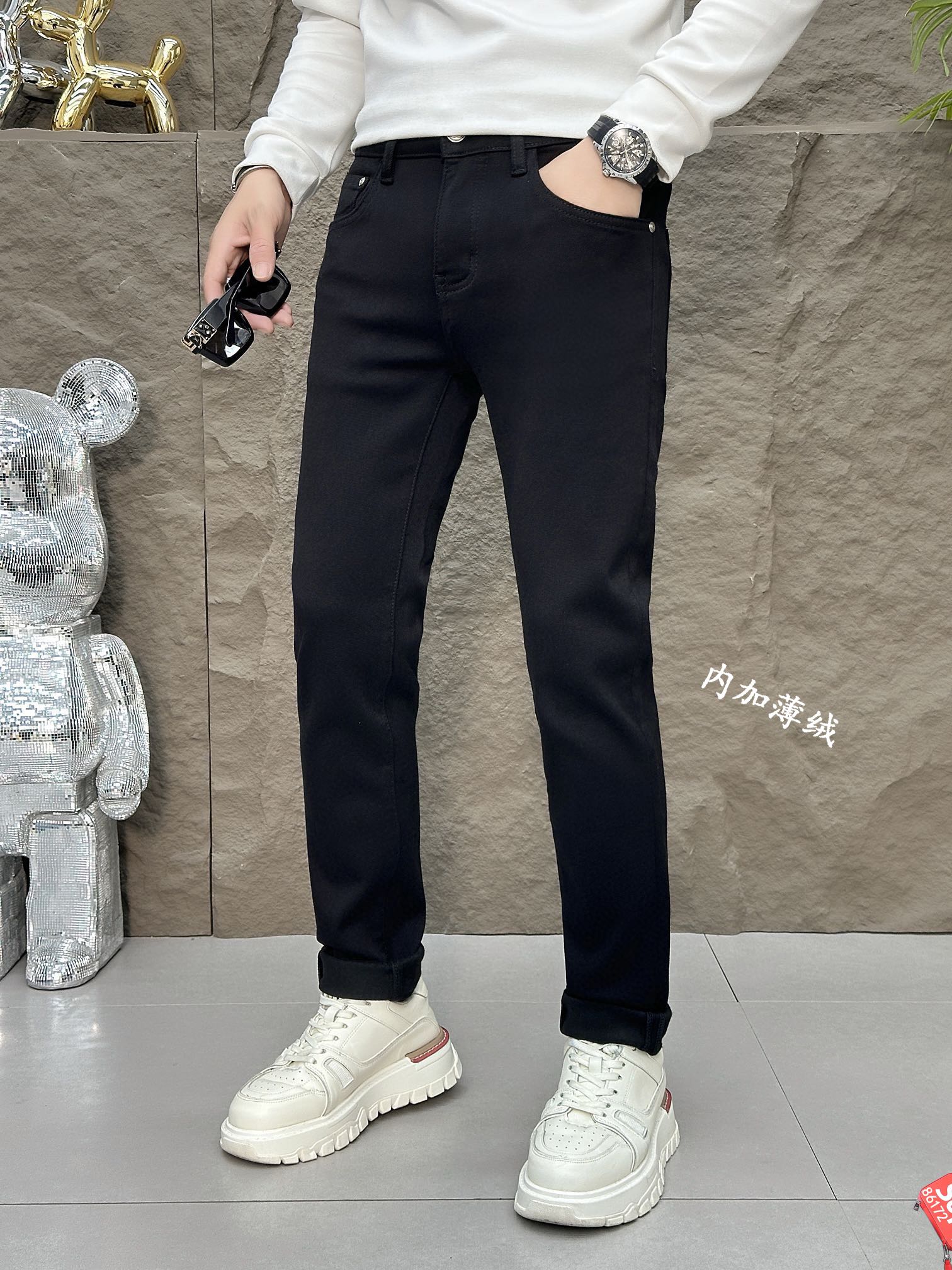 P480 Gucci Gucci Inside plus fine velours Extreme black cow 2024 automne et hiver dernières séries de comptoir haut de gamme custom Slim small leg jeans Derniers modèles de défilés de la fashion week Décoration matérielle parfaite Essentiels de mode Modèles simples et polyvalents Couture brodée à la main Processus original de lavage à la levure Tissus denim lourds sélectionnés (coton) Coupe cubique Détails parfaits Peak good ! (Légèrement élastiqué) Taille : 28-38